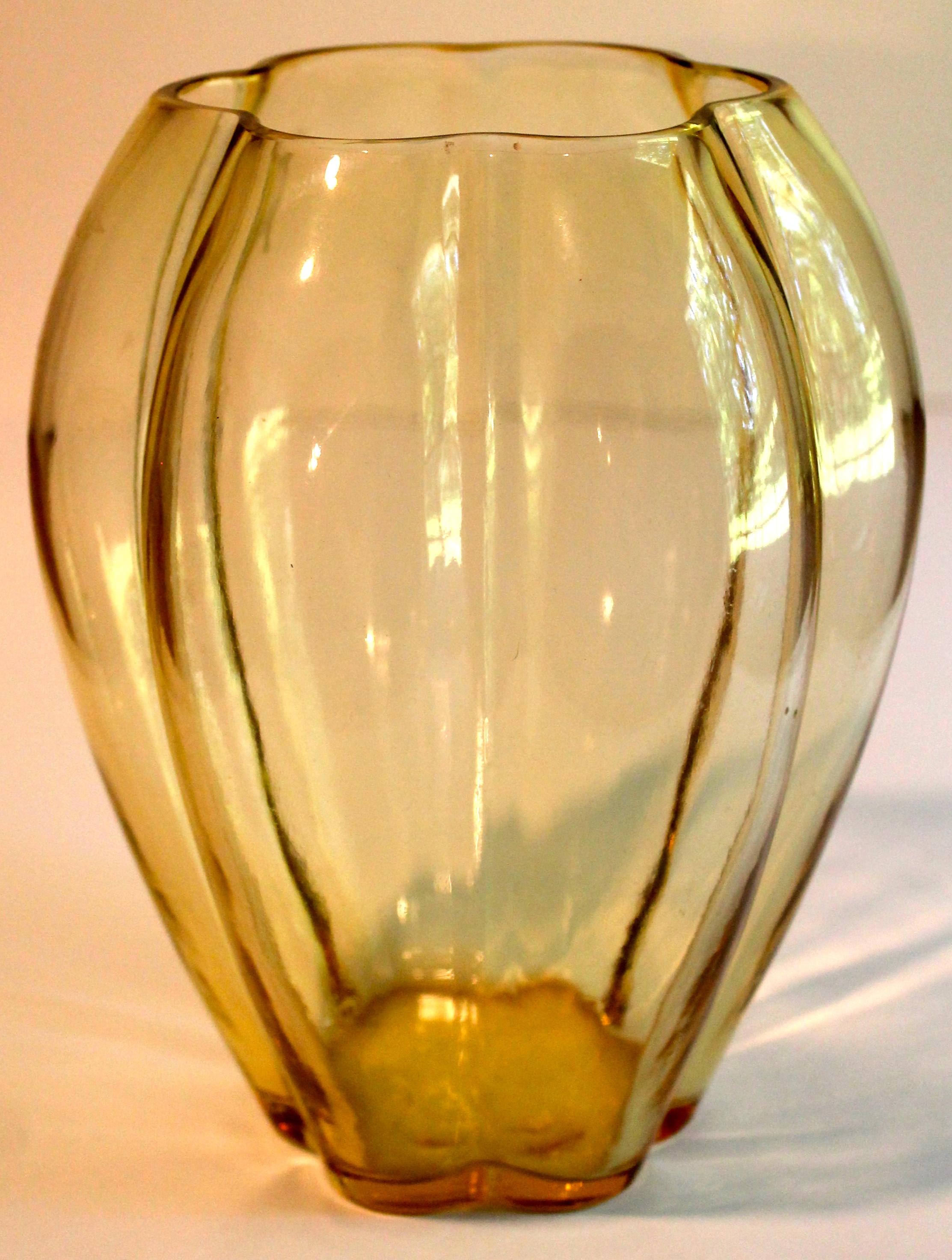 Magnifique vase parfaitement intact de la célèbre série du designer industriel américain George Sakier conçue pour Fostoria.