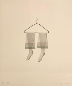 Hanging Tights in Green, figurative Poesie-Lithographie mit Titel Stillleben