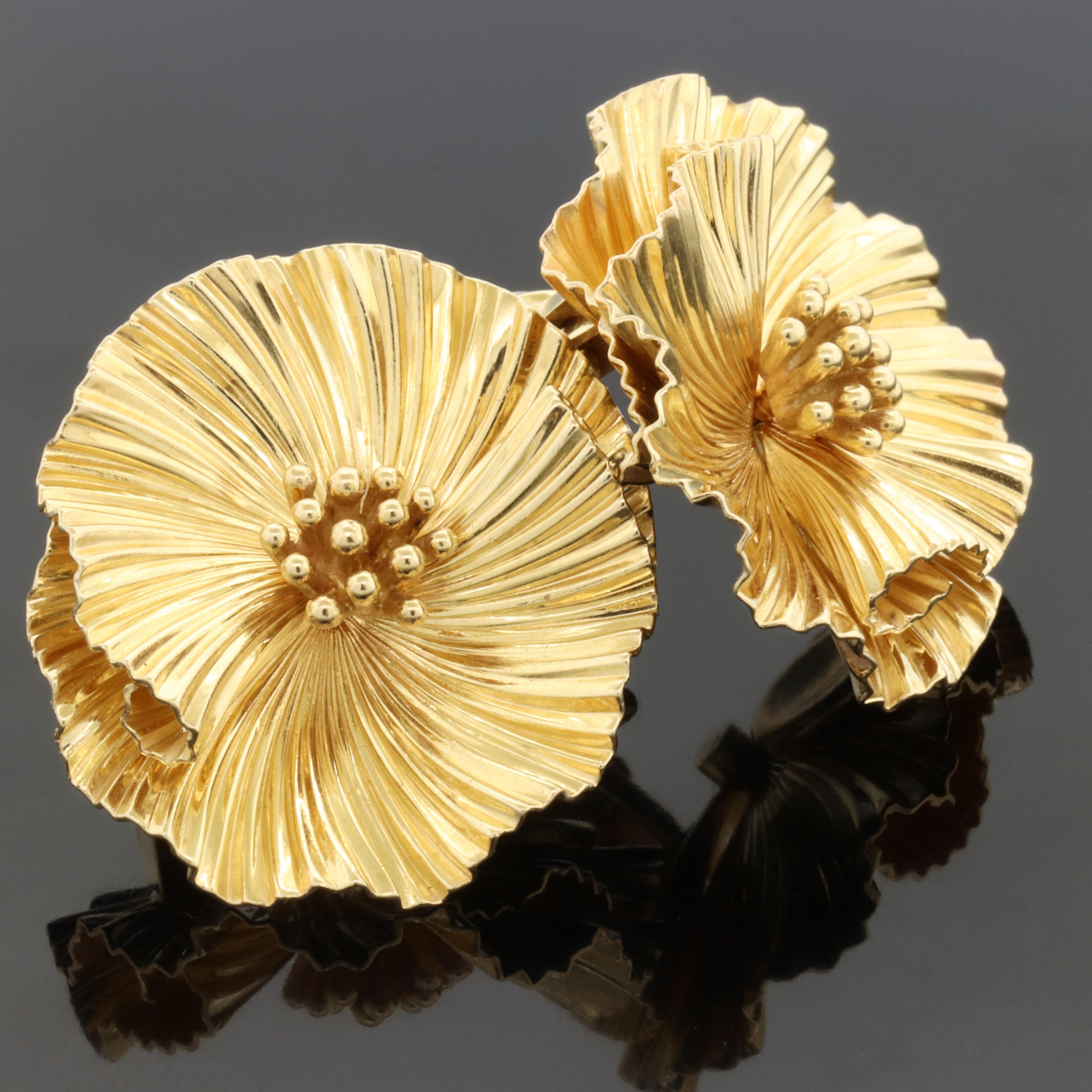 George Schuler 14 Karat Yellow Gold Vintage Designer Flower Clip-On Earrings 2
