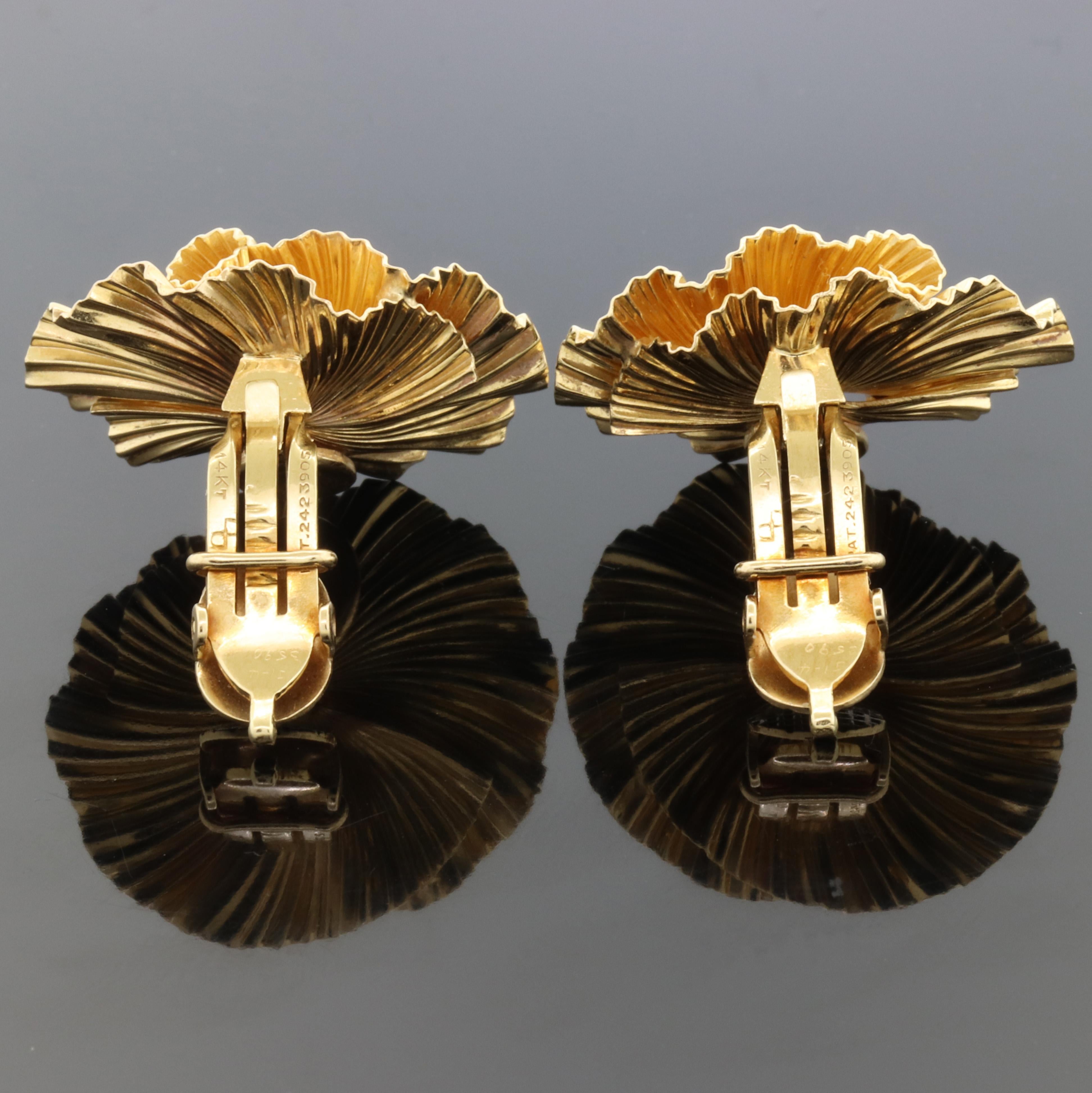 George Schuler 14 Karat Yellow Gold Vintage Designer Flower Clip-On Earrings In Excellent Condition In Lauderdale by the Sea, FL