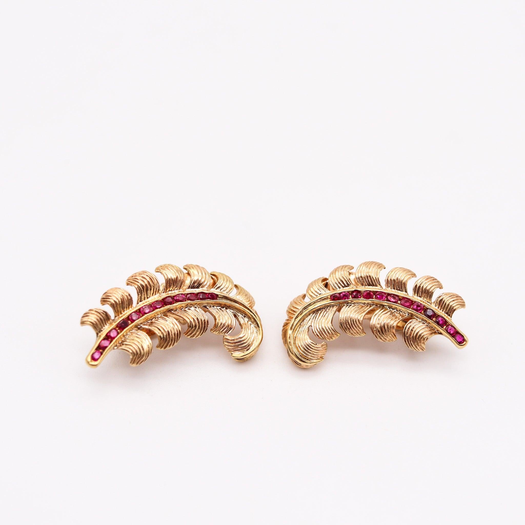 GEORGE SCHULER 1950 Blätter Clips Ohrringe In 14Kt GELB Gold Mit Rubinen (Modernistisch) im Angebot