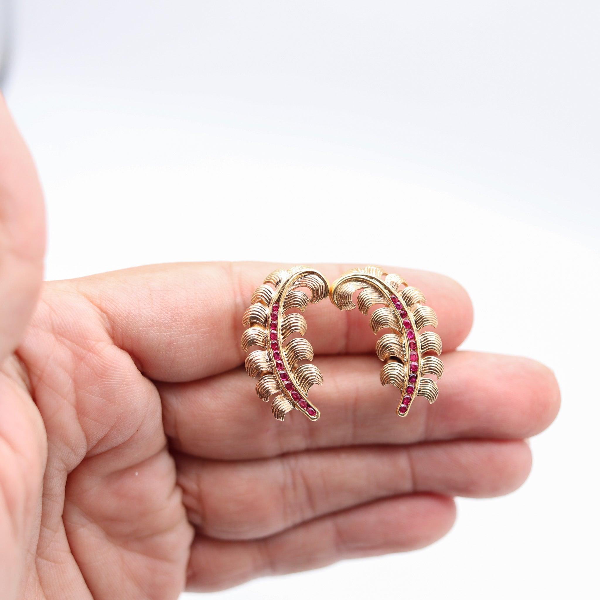 GEORGE SCHULER 1950 Blätter Clips Ohrringe In 14Kt GELB Gold Mit Rubinen im Angebot 1