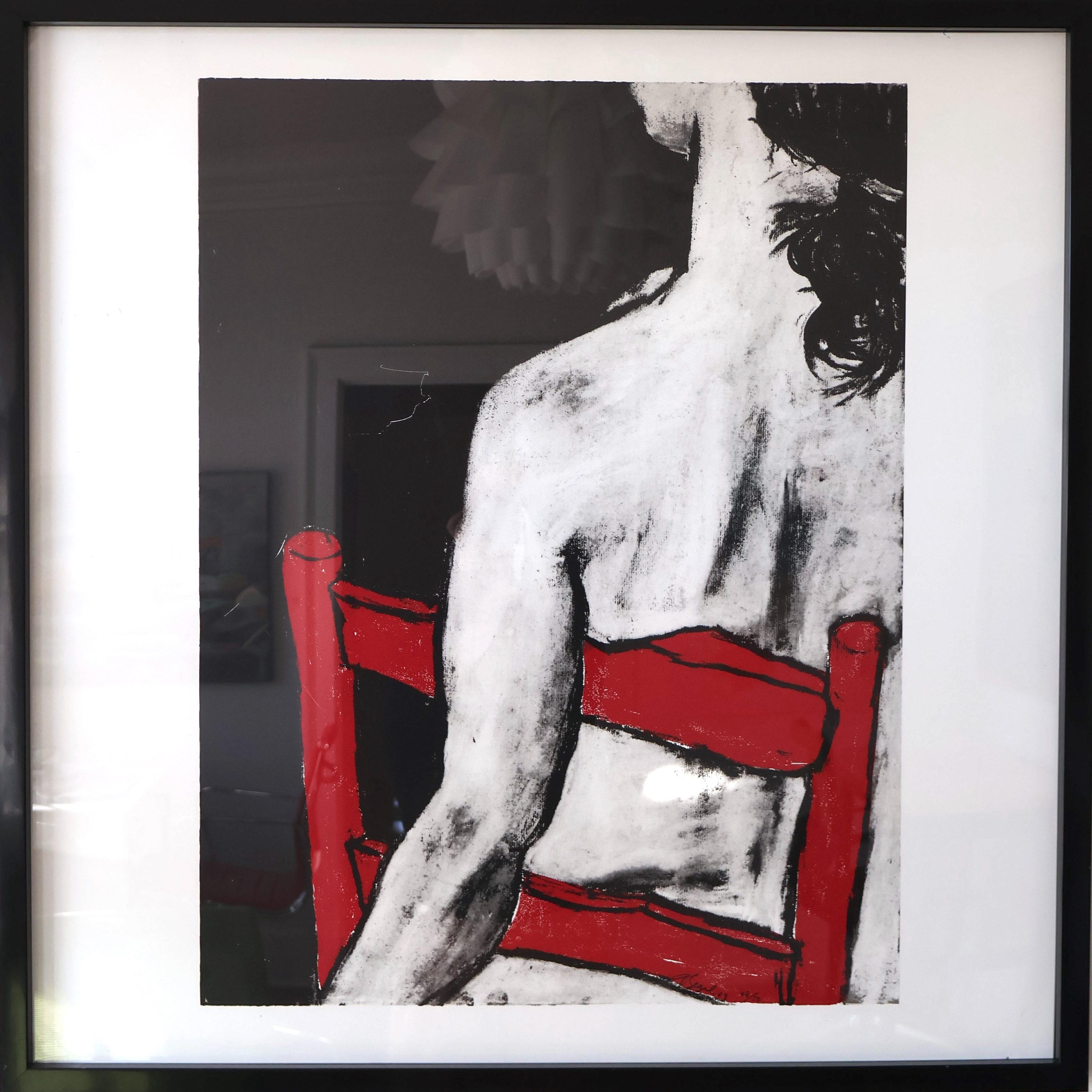 Ragazza seduta su sedia rossa", di George Regal, serigrafia su metallo