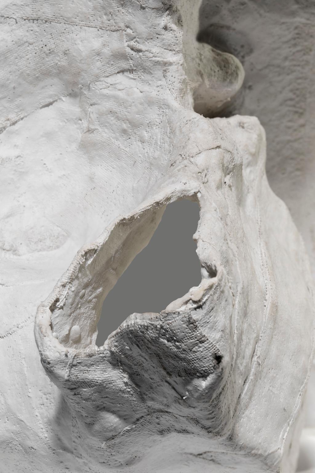 „Fragment: Girl Resting“, Gipsguss gegossen, signiert und nummeriert 6