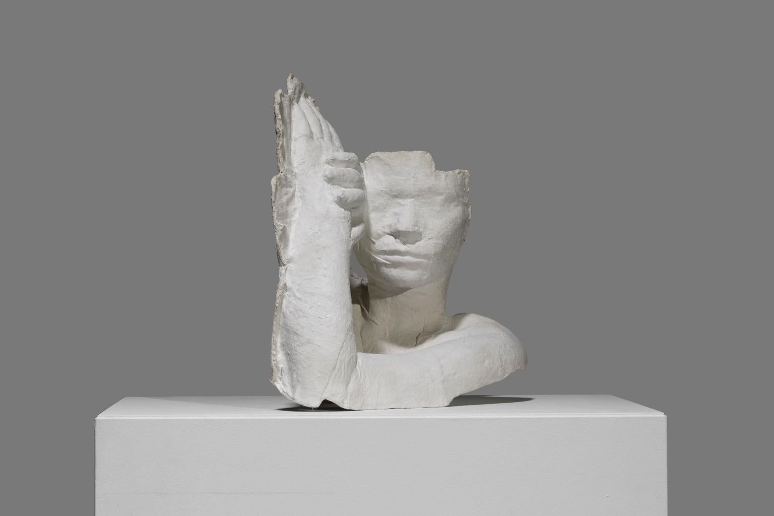 „Fragment: Girl Resting“, Gipsguss gegossen, signiert und nummeriert – Sculpture von George Segal