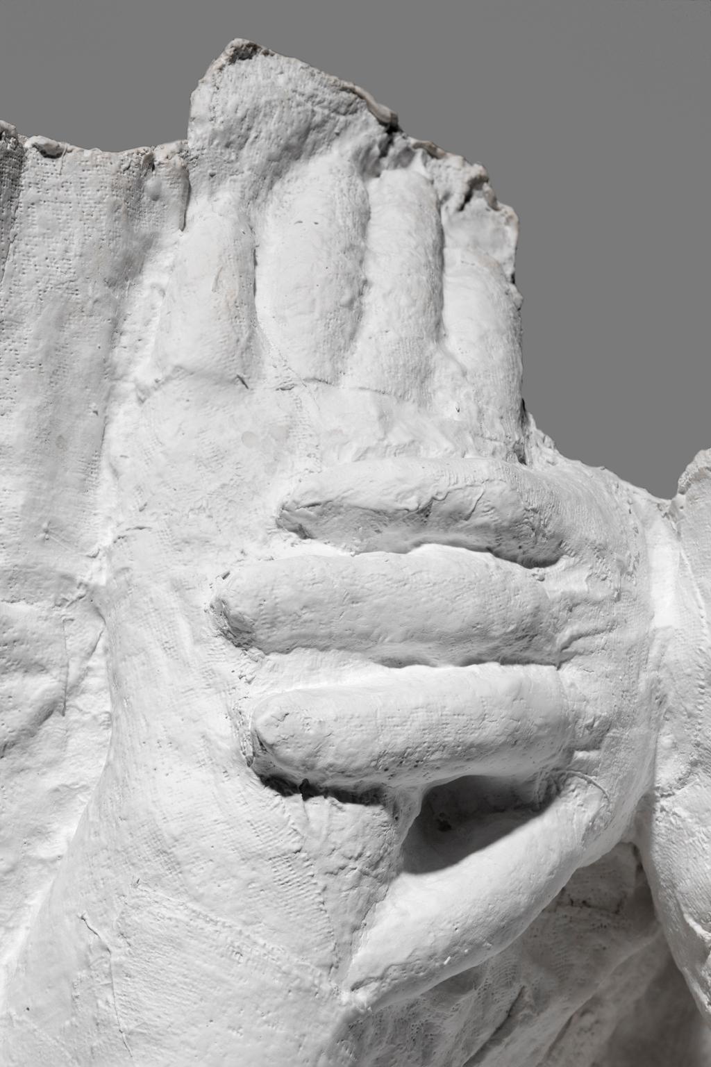 „Fragment: Girl Resting“, Gipsguss gegossen, signiert und nummeriert 5