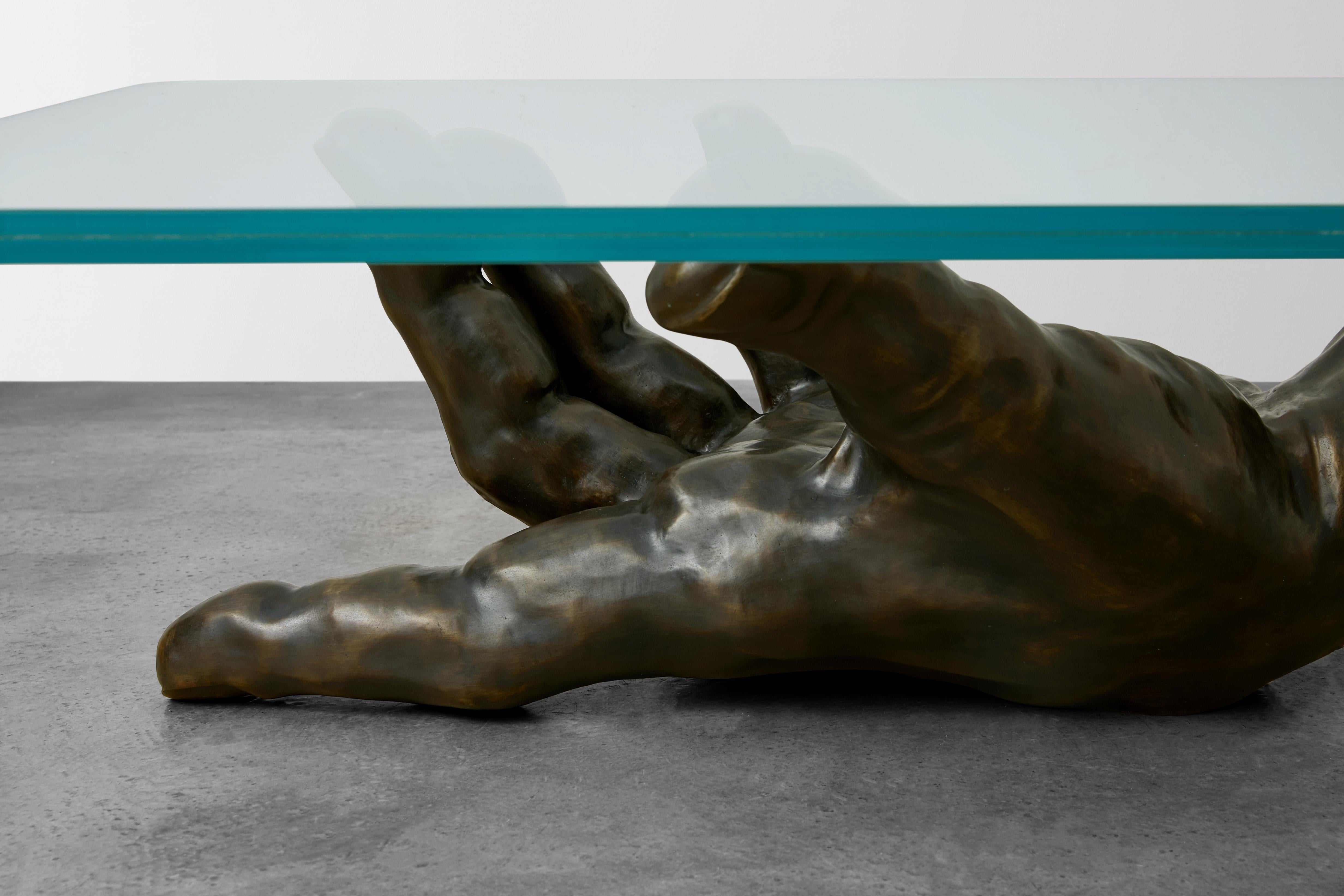 George Sellers, « The Hand Table », table basse en bronze avec verre stratifié Neuf - En vente à Beverly Hills, CA