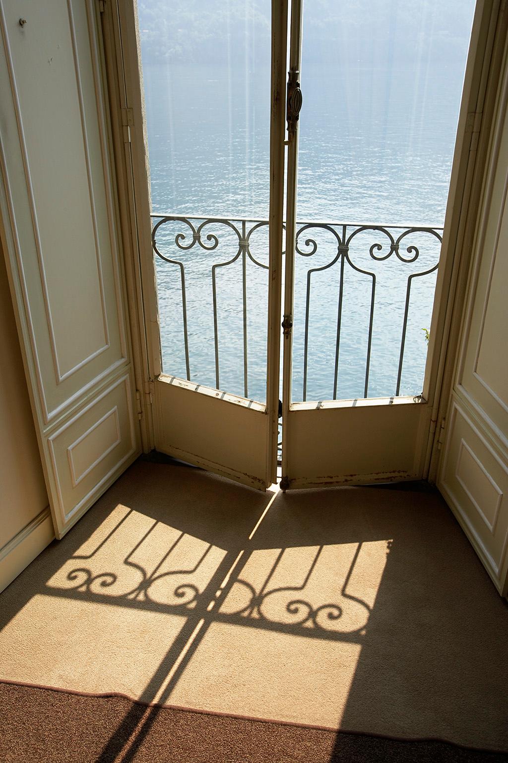 Verano-Fenster (Braun), Landscape Photograph, von George Simhoni
