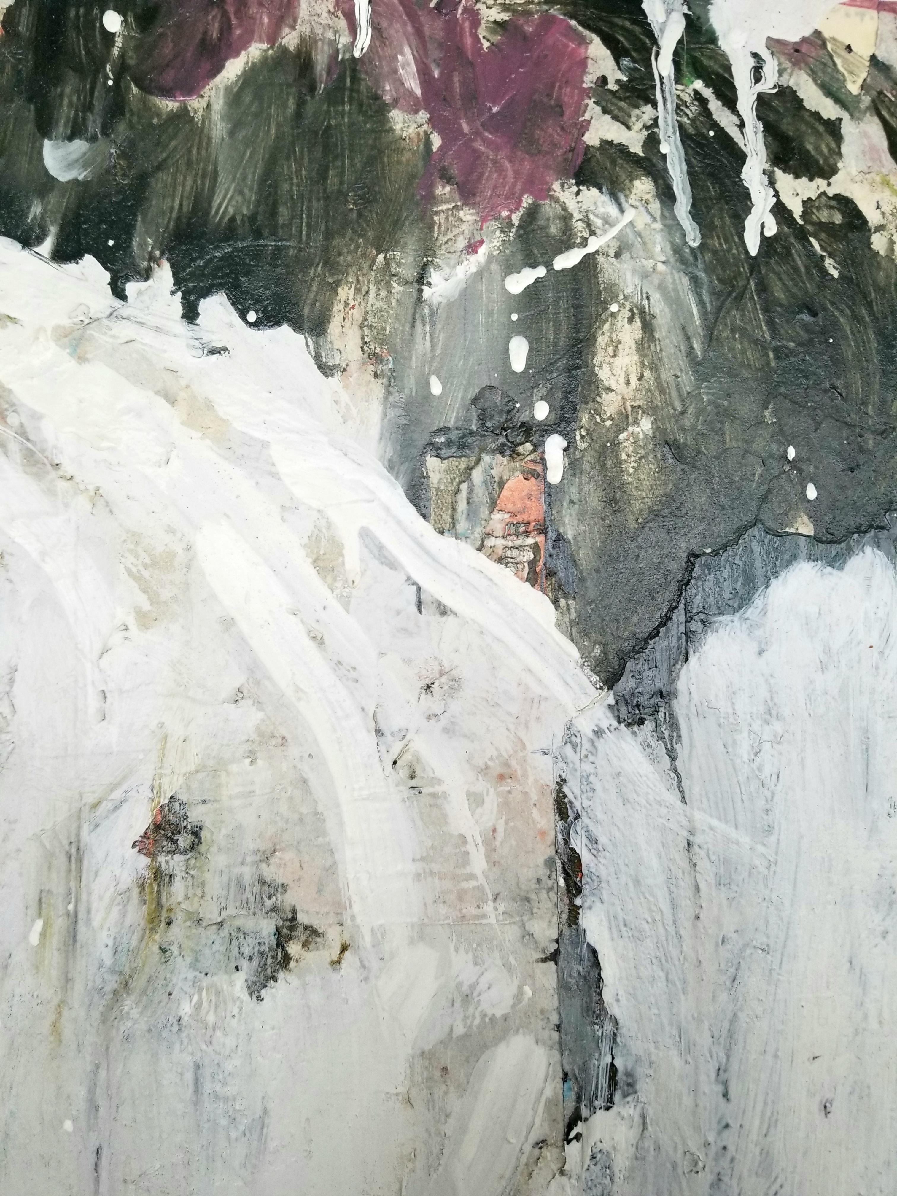 Esta pintura acrílica sobre lienzo y tabla presenta muchas capas de pintura. Es predominantemente blanca, con algunas de las capas anteriores dejadas al descubierto. El empaste de la pintura construye bellas capas sobre el lienzo apoyado en la