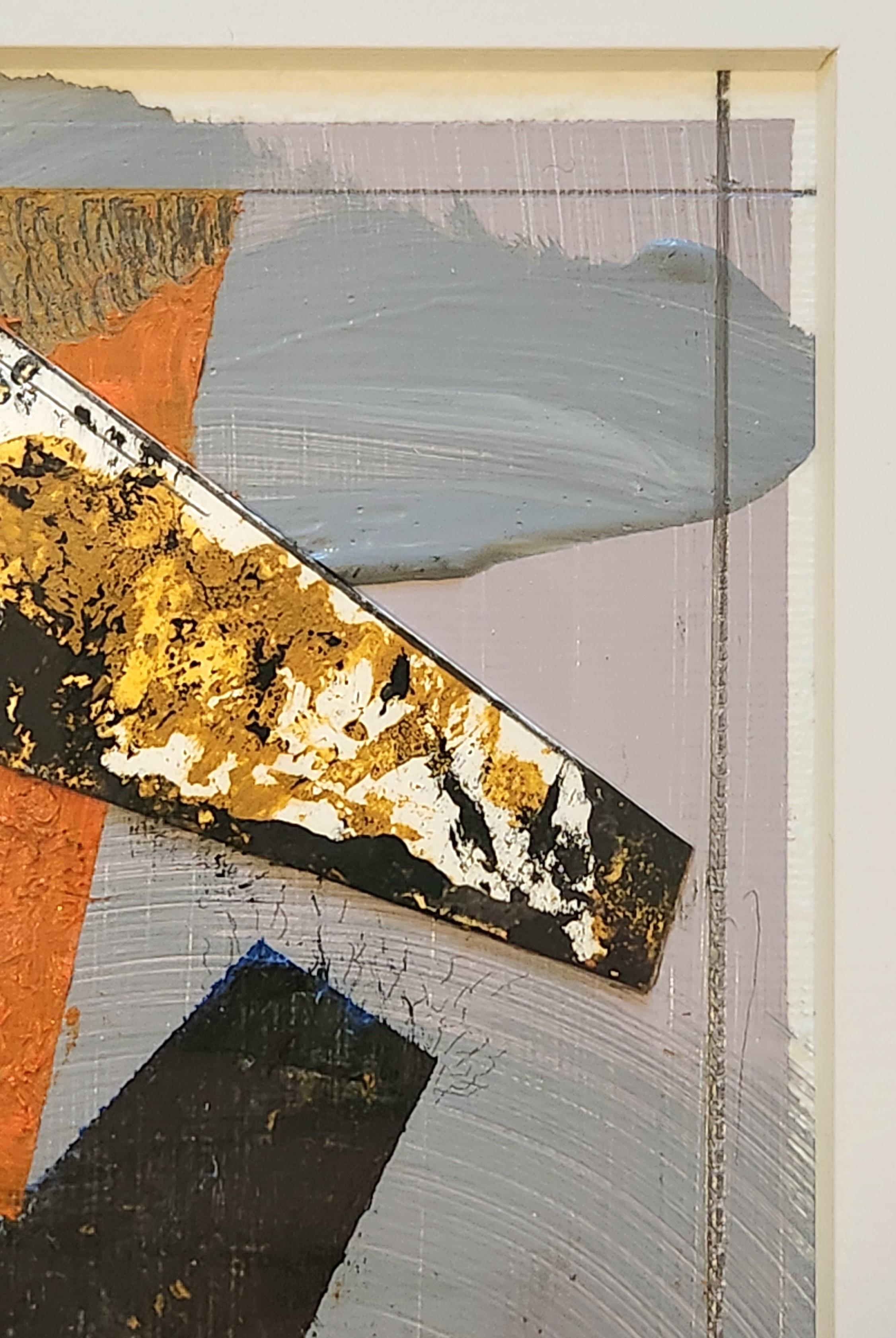 Si tratta di un'entusiasmante opera a tecnica mista, affascinante e ricca di colori vivaci. C'è un forte tema di forme geometriche che spezzano lo sfondo dell'opera e attirano l'interesse sui colori più intricati del collage. Le forme geometriche