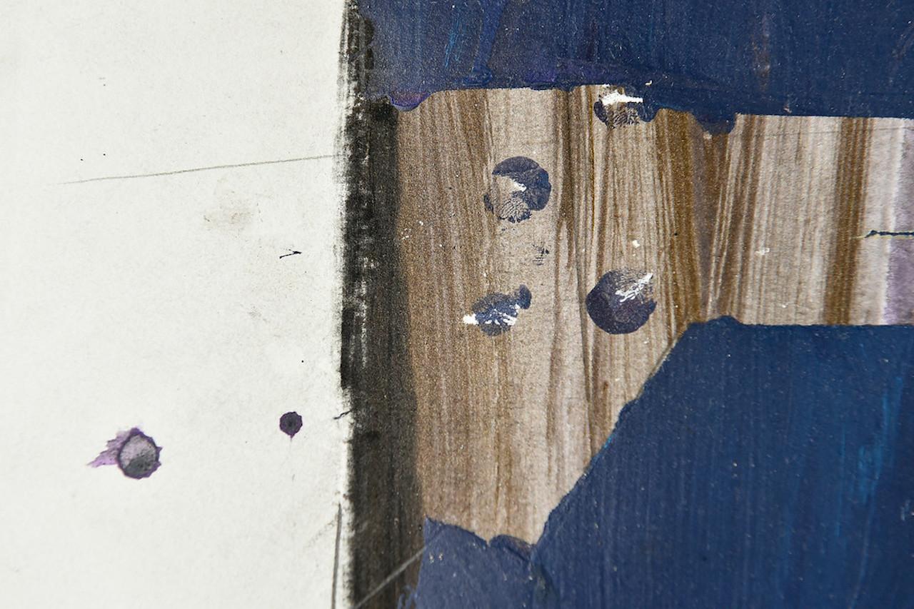 Eine rechteckige Form in tiefem Marineblau nimmt den  zentrum des Bildraumes. Die marineblaue Fläche wird von einem Band in Erdtönen wie Taupe und Braun unterbrochen. Dieses Kunstwerk besteht aus Acryl, Kohle und Tinte und strotzt nur so vor