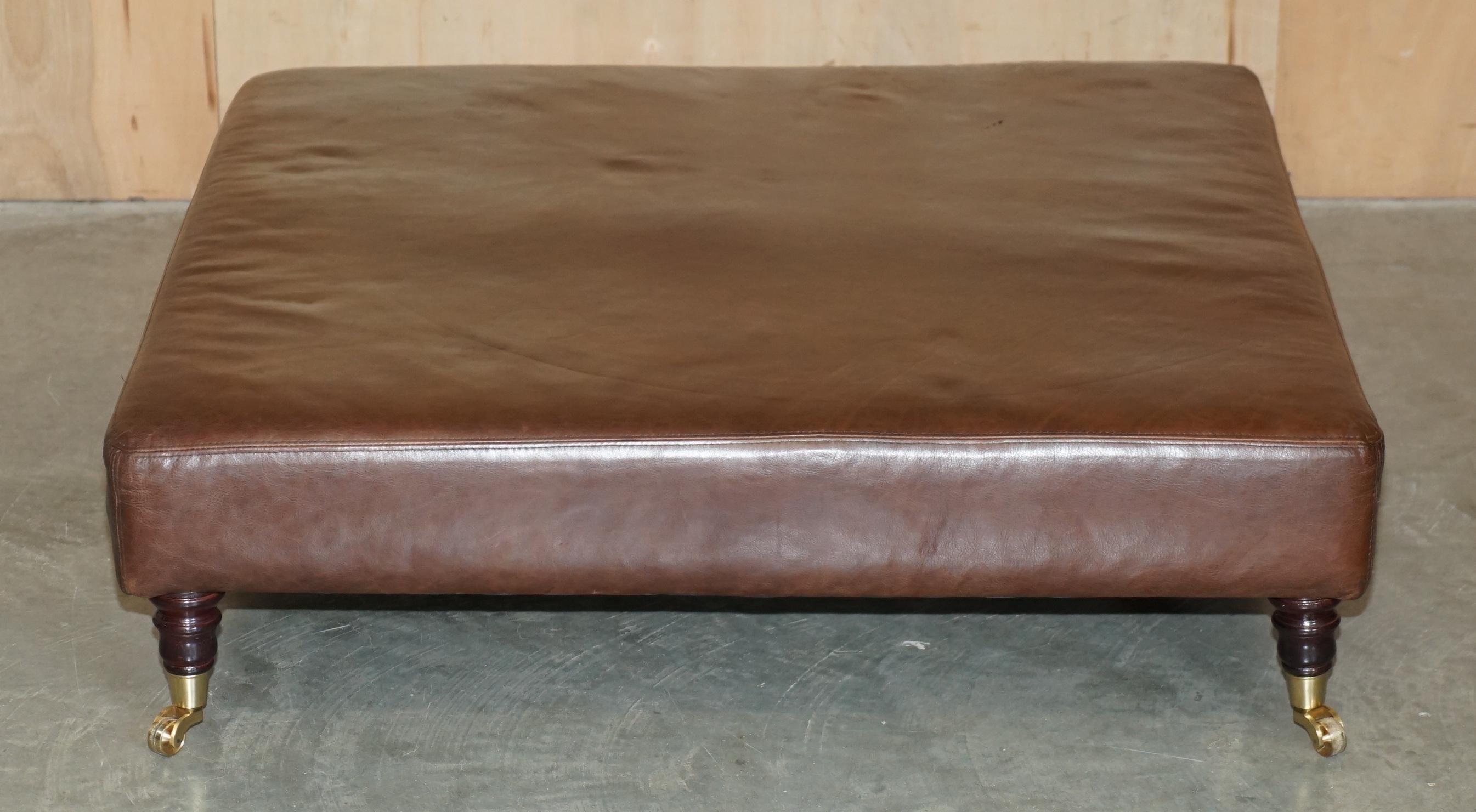 Casa Reale Antiquariato

Royal House Antiques è lieta di offrire in vendita questa  grande pouf poggiapiedi restaurato in pelle marrone di George Smith, fatto a mano a Chelsea, / tavolino da caffè 

Le spese di spedizione indicate sono solo