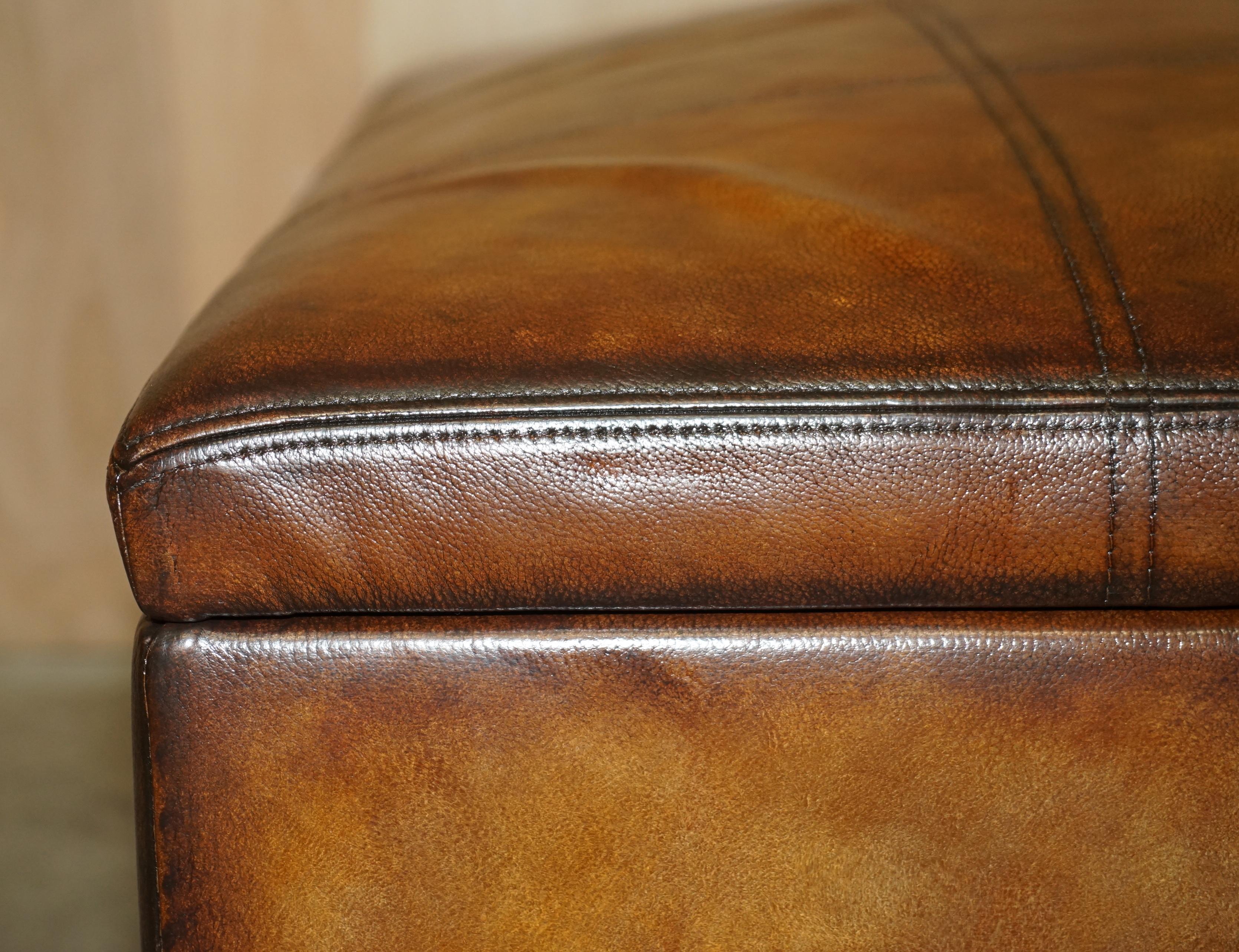 George Smith Extra große restaurierte handgefärbte braune Leder Ottomane Fußbank (Handgefertigt) im Angebot