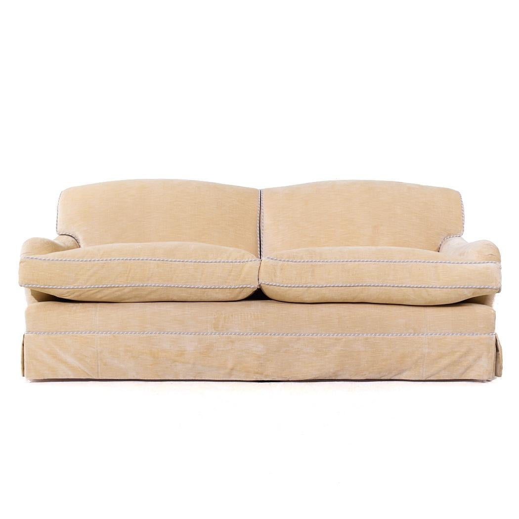 George Smith Howard & Son's Contemporary Large Velvet Signature Scroll Arm Sofa (Canapé contemporain à accoudoirs en velours)

Ce canapé mesure : 85 de large x 39 de profond x 34 de haut, avec une hauteur d'assise de 23 et une hauteur d'accoudoir de