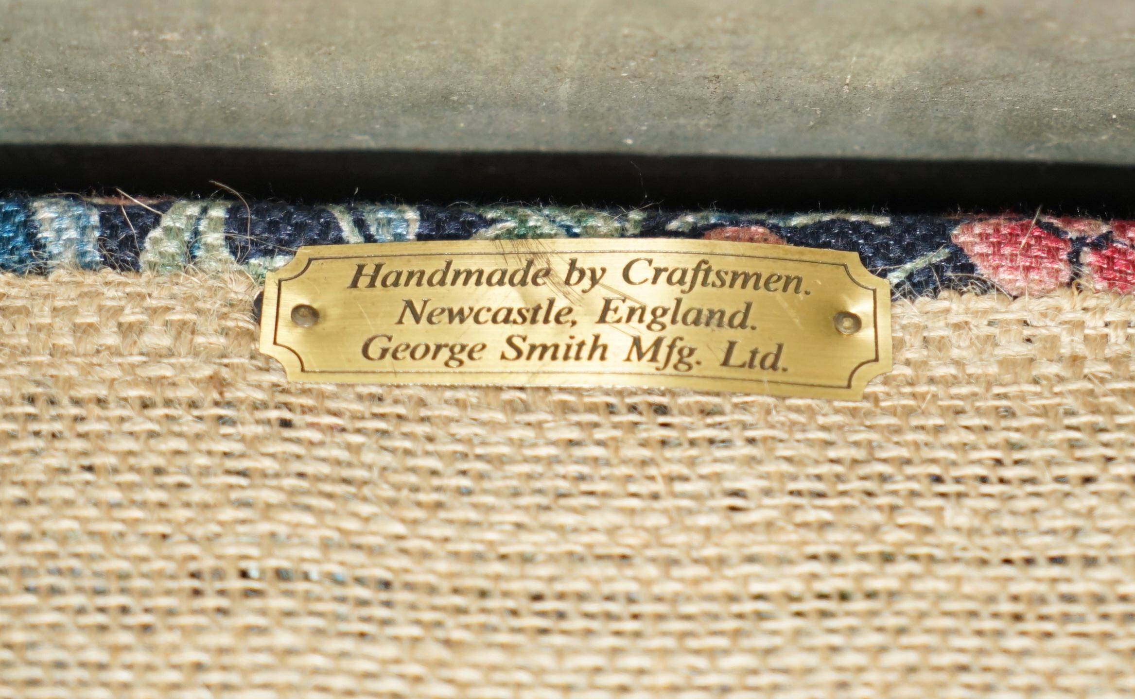 Royal House Antiques

Royal House Antiques freut sich, dieses neue George Smith Signature Scroll Arm, Howard & Son's Model, ein zweisitziges Sofa und passende Sessel mit federgefüllten Sockelkissen und Ottomane, gepolstert mit dem außergewöhnlich