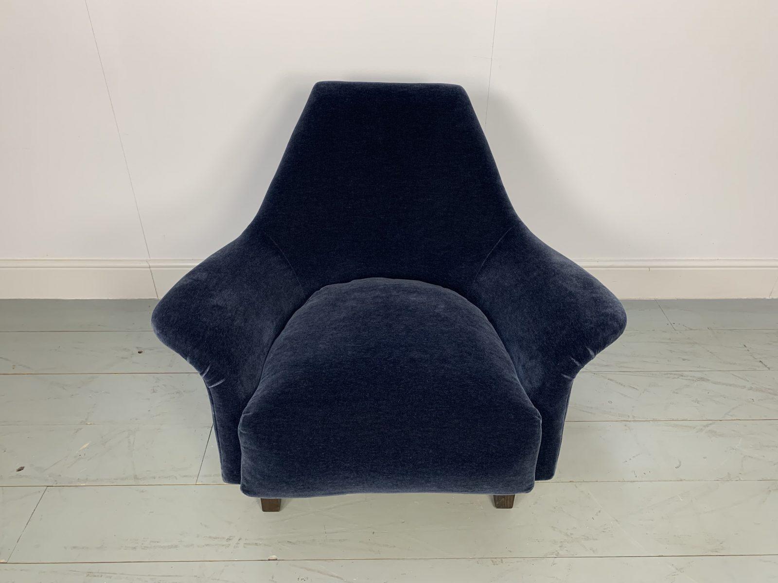 XXIe siècle et contemporain Fauteuil « Justice » de George Smith en velours mohair bleu marine de Tom Dixon en vente