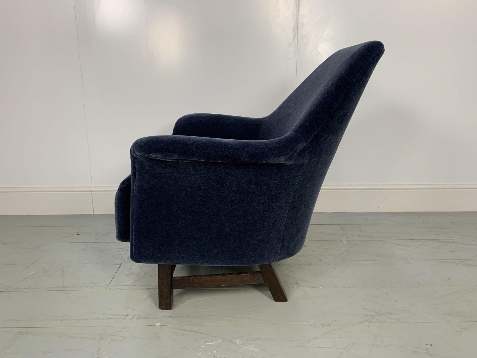 Velours Fauteuil « Justice » de George Smith en velours mohair bleu marine de Tom Dixon en vente