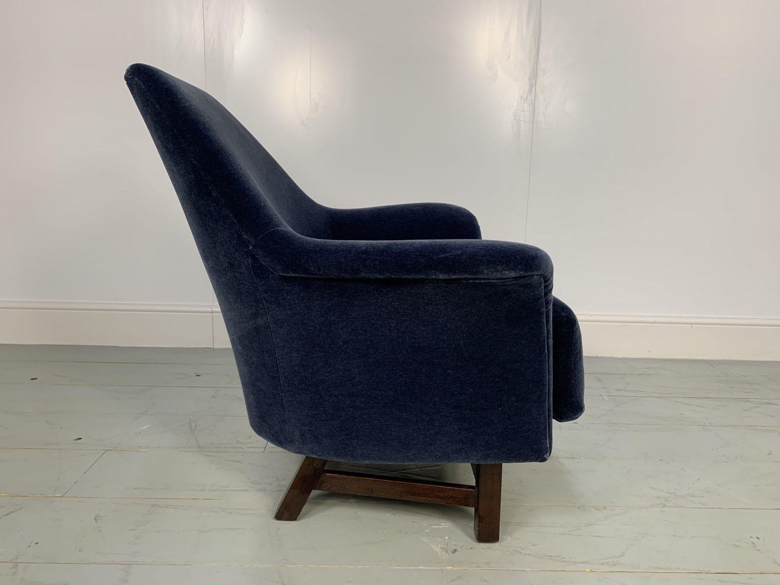 Fauteuil « Justice » de George Smith en velours mohair bleu marine de Tom Dixon en vente 1