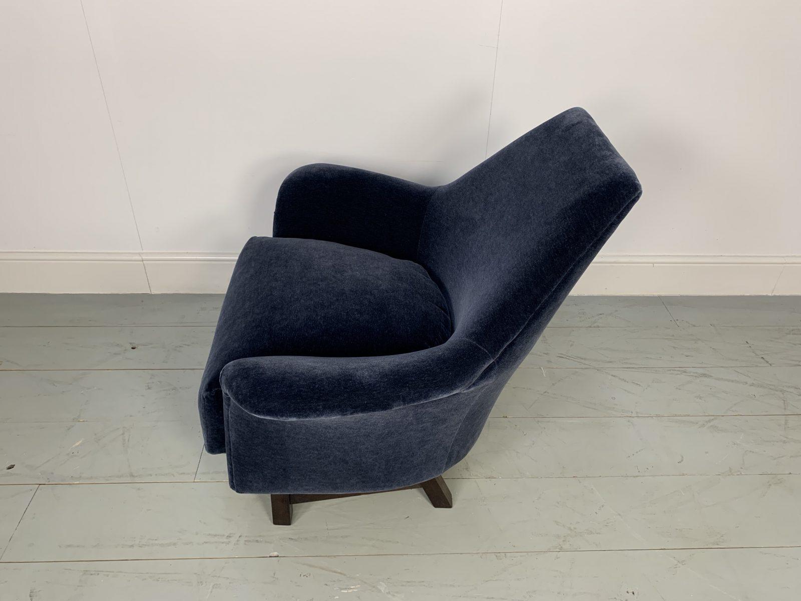 Fauteuil « Justice » de George Smith en velours mohair bleu marine de Tom Dixon en vente 2
