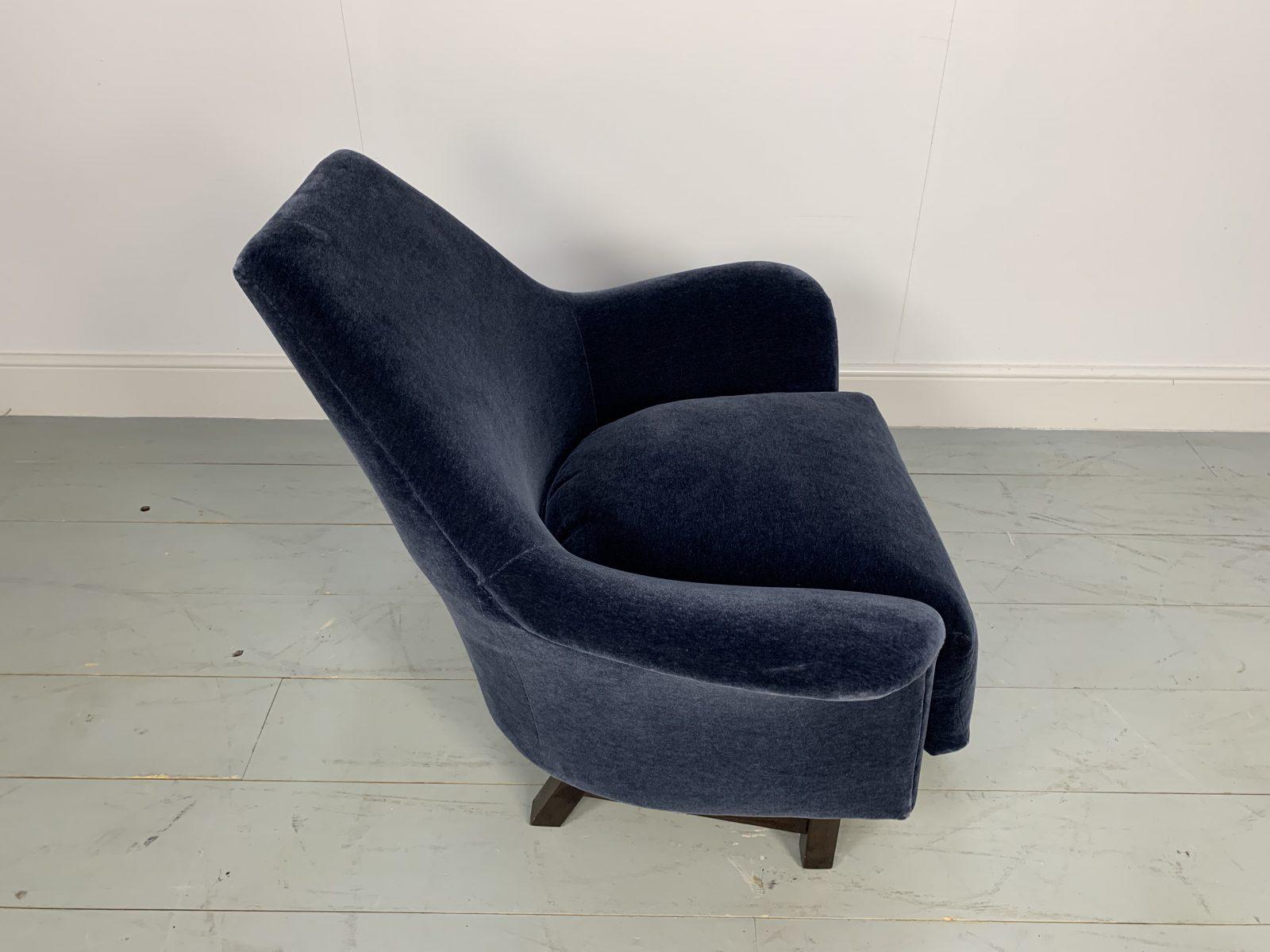 Fauteuil « Justice » de George Smith en velours mohair bleu marine de Tom Dixon en vente 3