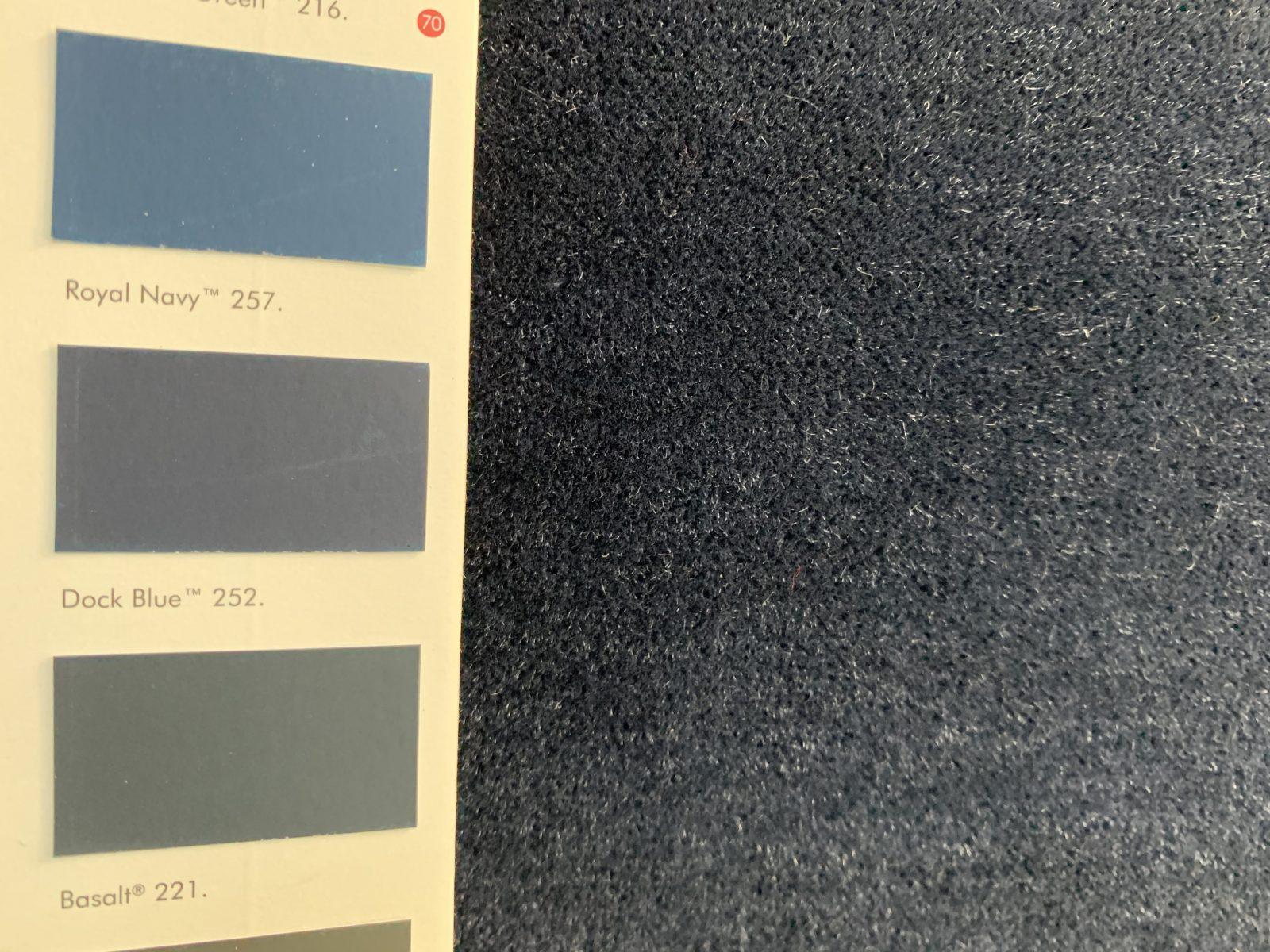 Fauteuil « Justice » de George Smith en velours mohair bleu marine de Tom Dixon en vente 4