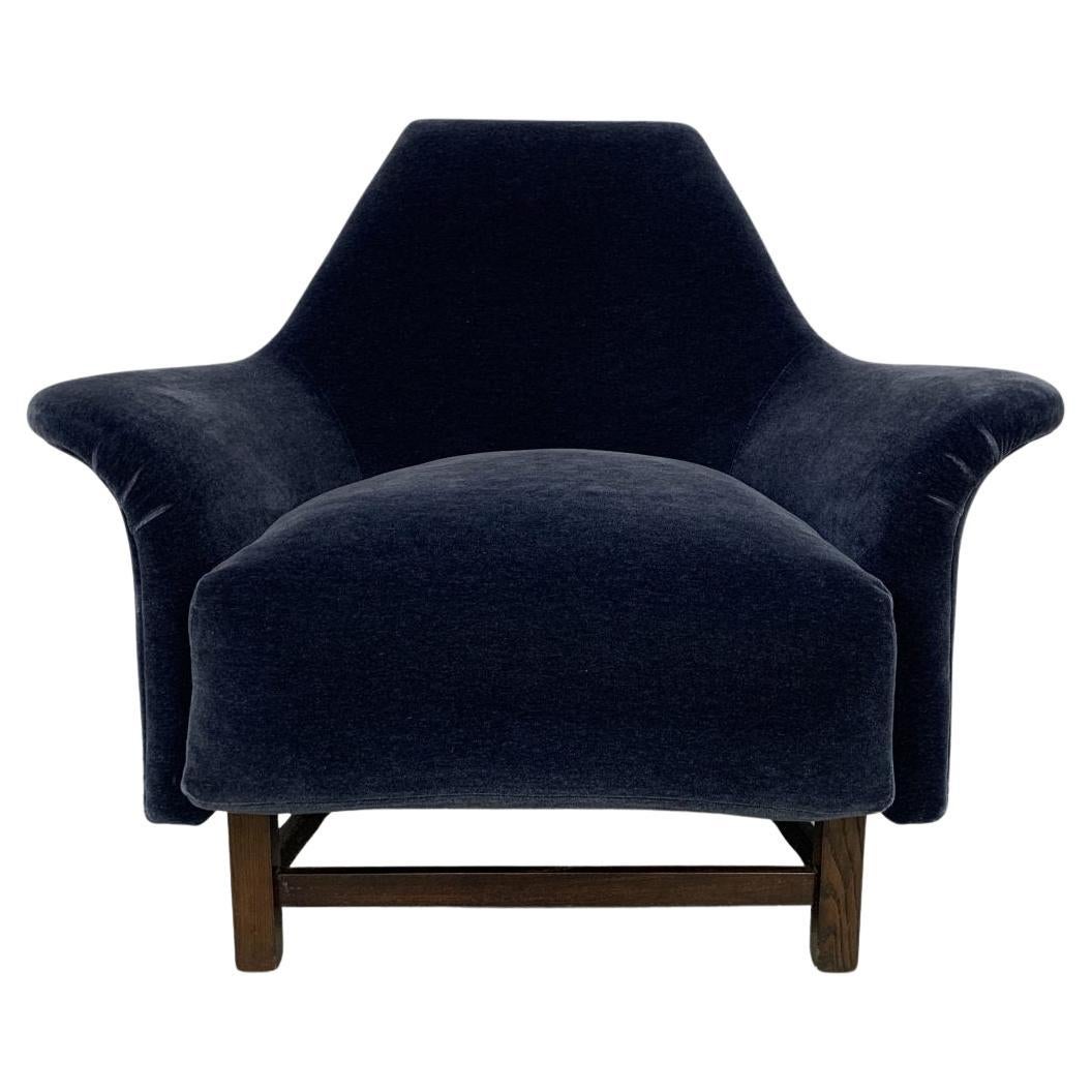 Poltrona George Smith "Justice" di Tom Dixon in velluto blu marino "Baltic".