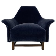 Poltrona George Smith "Justice" di Tom Dixon in velluto blu marino "Baltic".