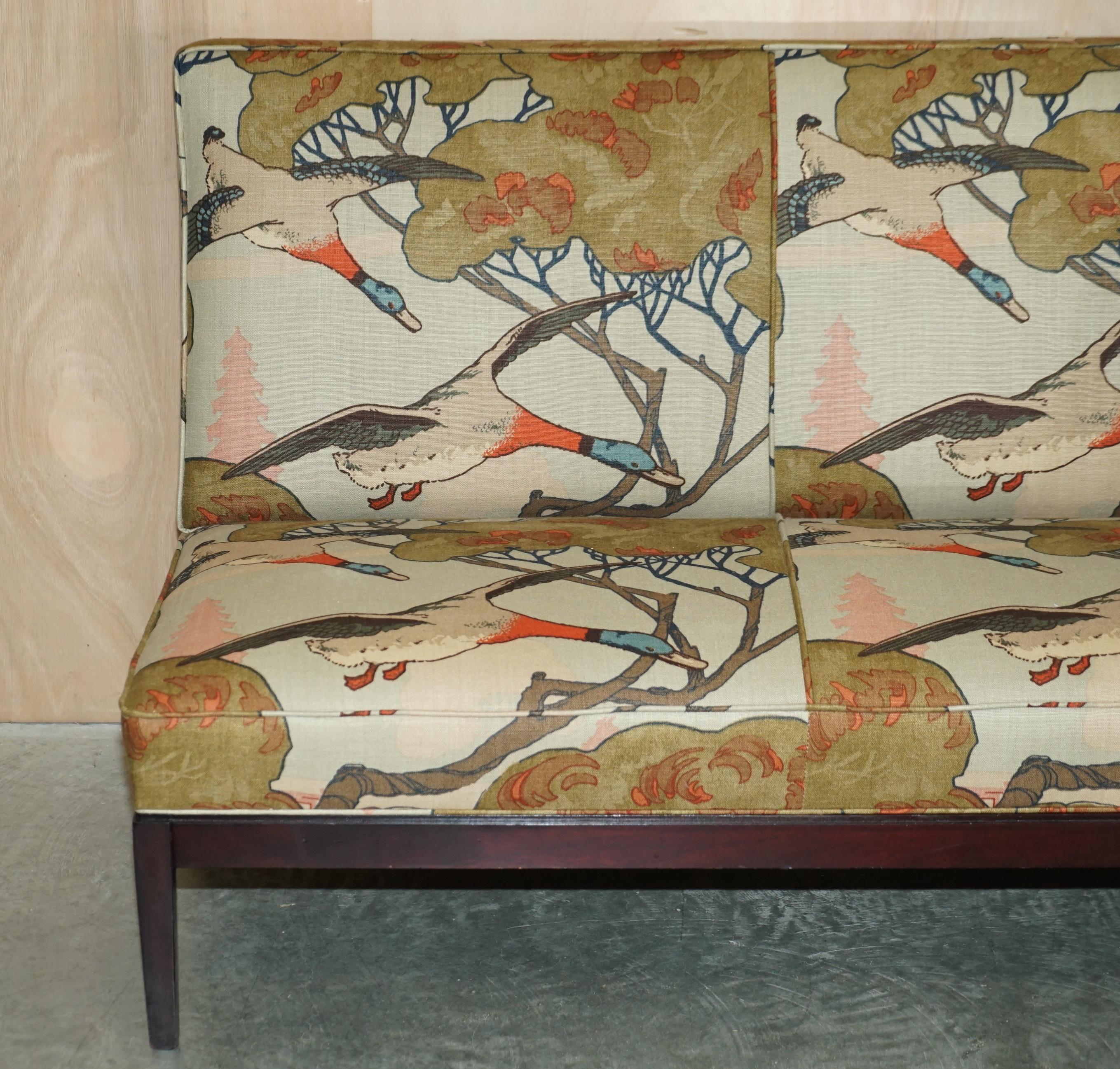 English George Smith Norris Three Piece Suite Sofa & Armchairs in Mulberry Flying Ducks For Sale