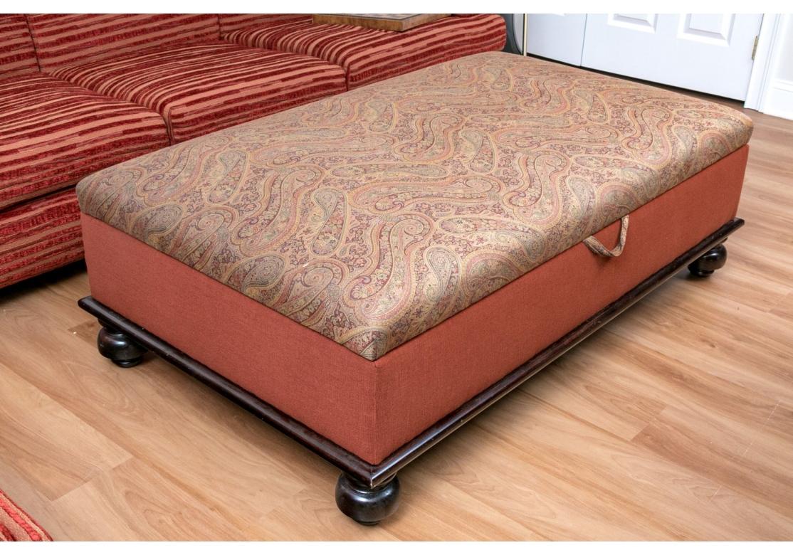 Fabriqué par le célèbre créateur George Smith, ce grand ottoman de rangement à plateau relevable est tapissé d'un mélange de tissus contrastés raffinés. Fabriqué à la main par un artisan de Newcastle, en Angleterre. Reposant sur des pieds en chignon