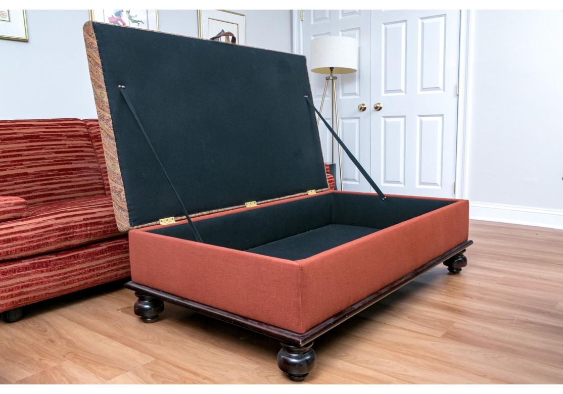 XXIe siècle et contemporain Ottoman de rangement surdimensionné George Smith