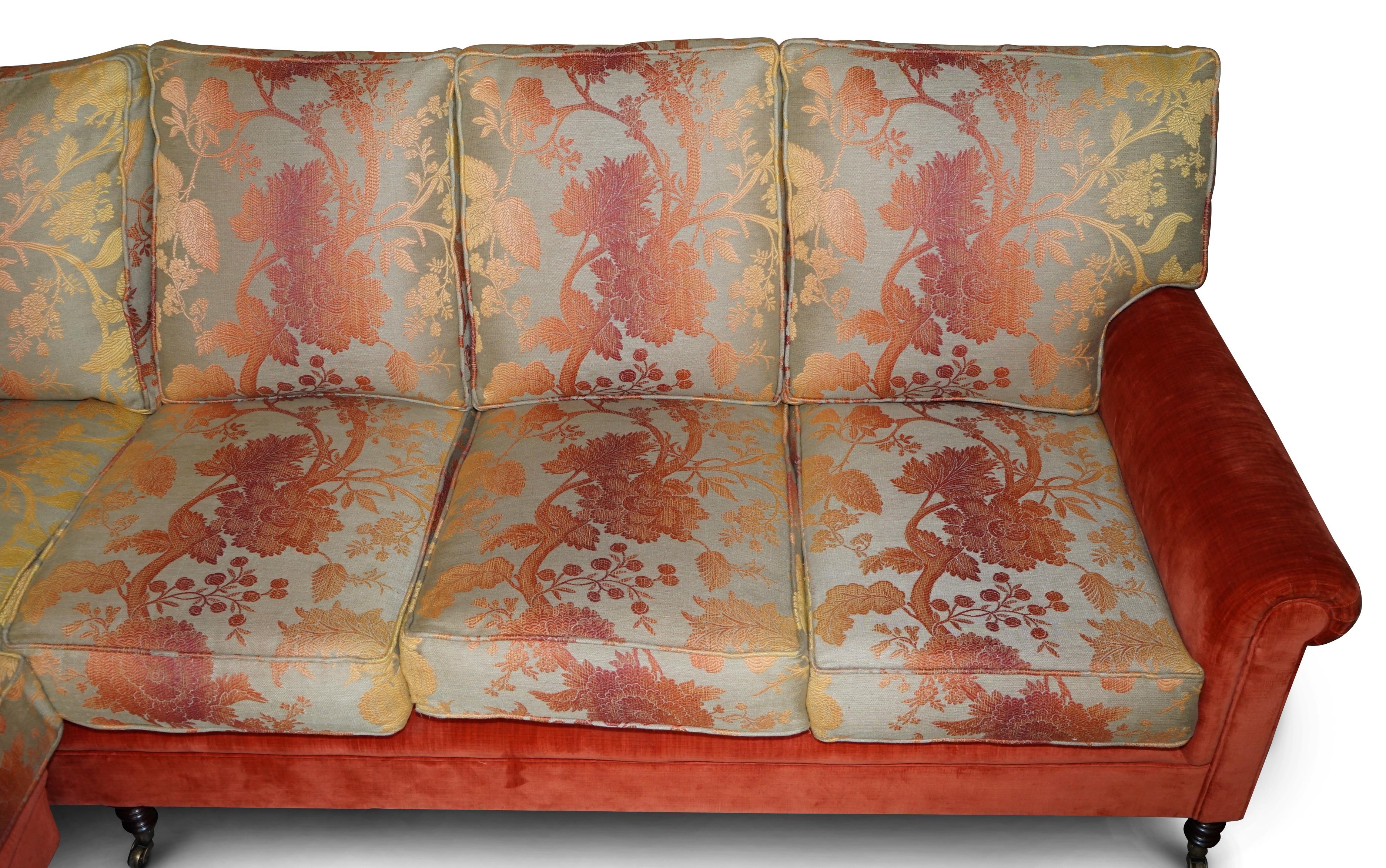 Fait main Grand canapé d'angle à sept mers caractéristique de George Smith avec tapisserie florale en velours en vente