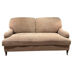 Sofá de dos plazas George Smith Signature con asiento profundo y brazos enrollados, inglés Sofá de dos plazas George Smith Signature con asiento profundo y brazos enrollados, inglés