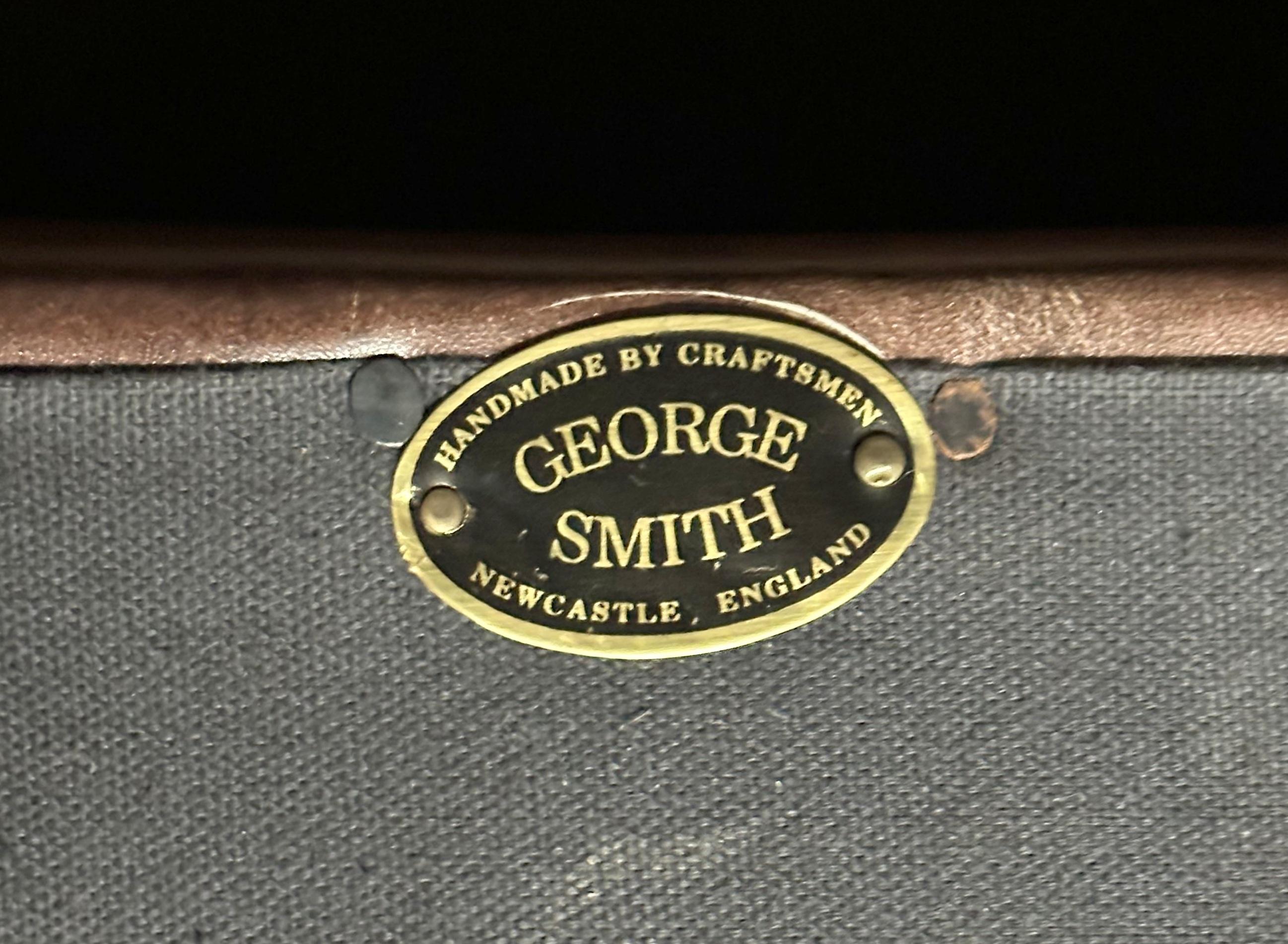 Chesterfield  GEORGE SMiTH SOMERVILLE - ARMCHAIR EN CUIR MARRON CHESTERFIELD en vente