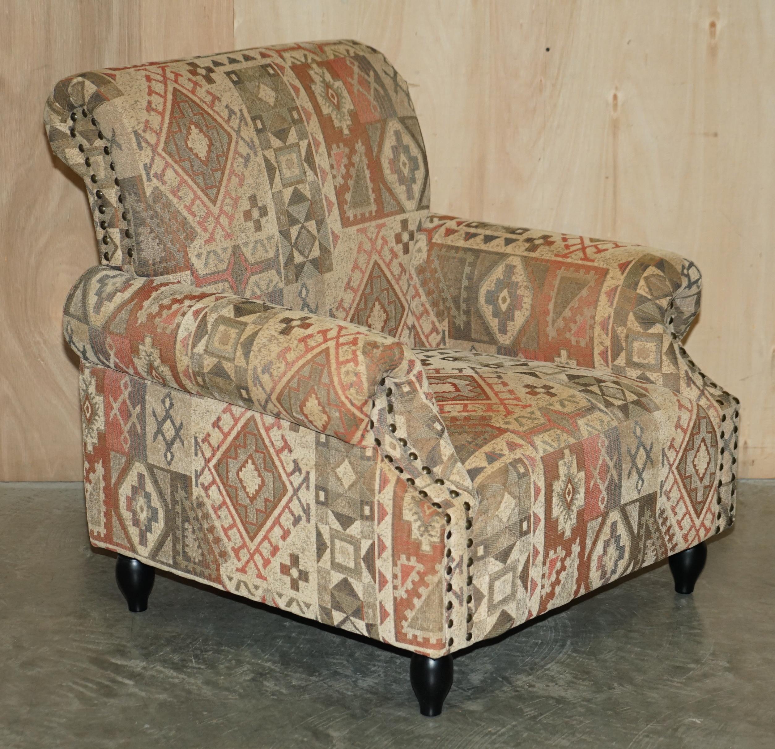 Nous sommes ravis d'offrir à la vente ce fauteuil rembourré Kilim de style George Smith, fabriqué à la main en Angleterre, ainsi que le pouf assorti.

Une paire très belle et bien faite, tapissée de kilim de style aztèque, la finition est tout à