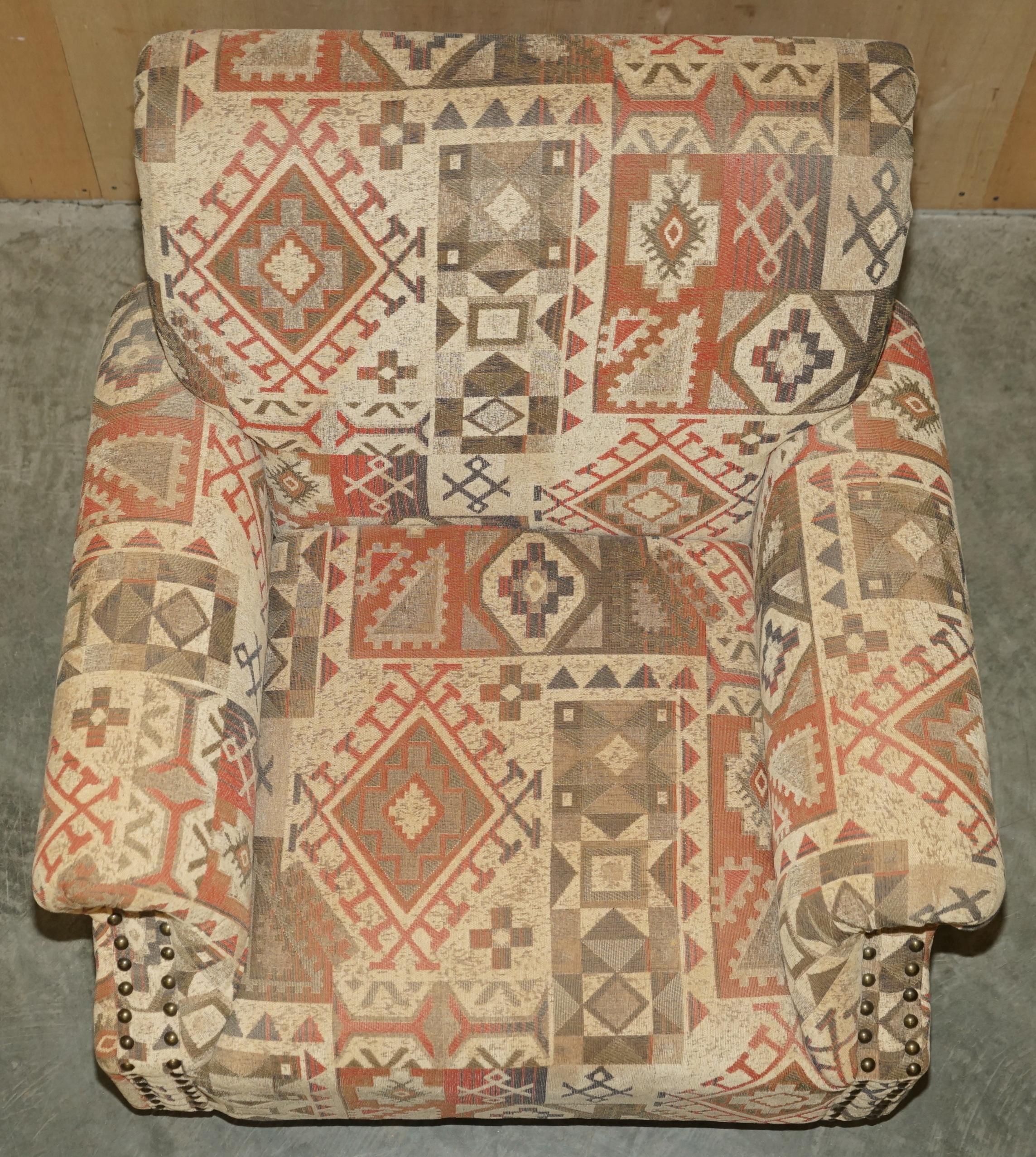 Tissu d'ameublement Fauteuil Kilim et repose-pieds de style George Smith avec rangement interne en vente