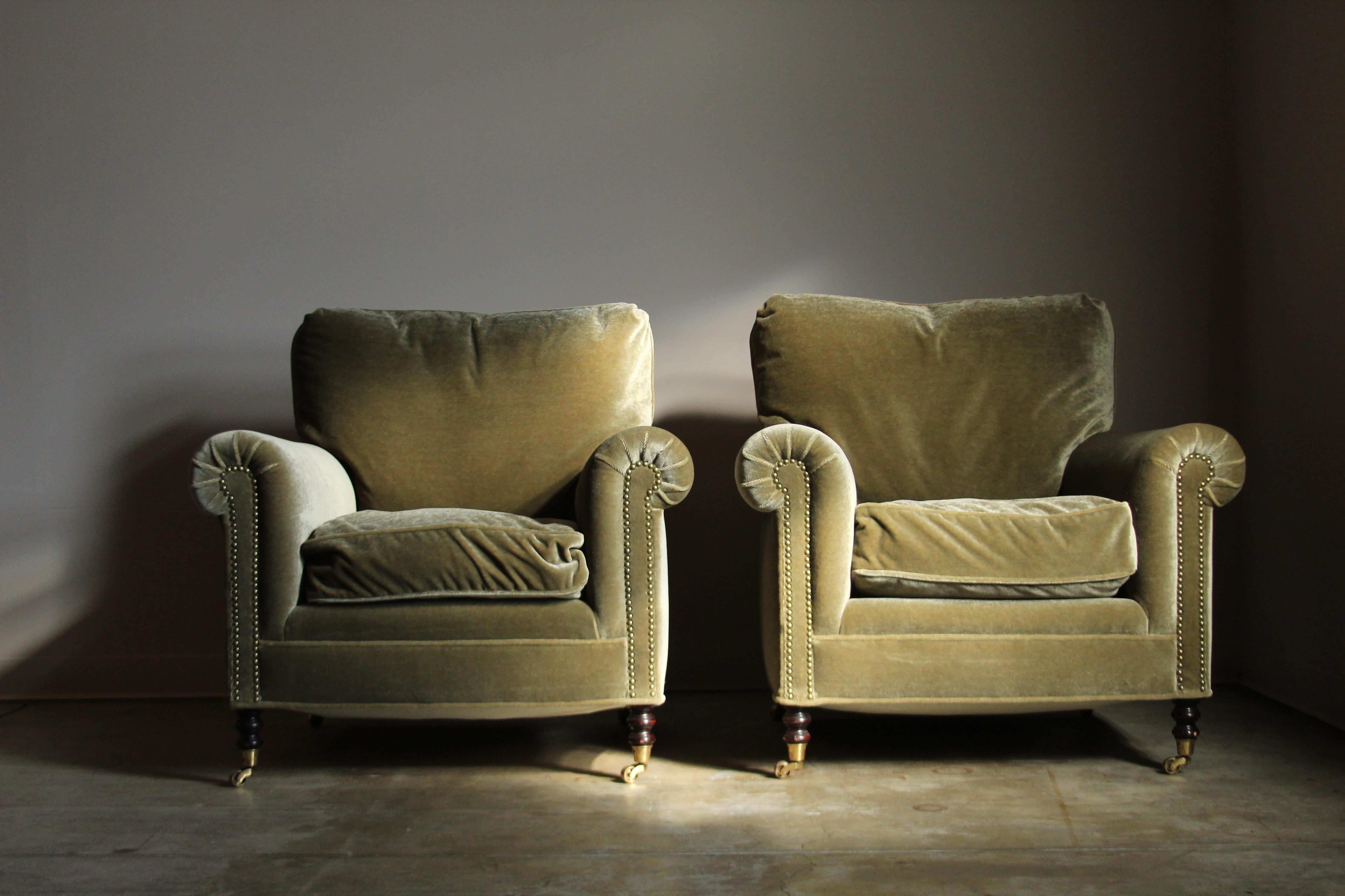 Une grande paire de fauteuils de style traditionnel de George Smith, fabriqués au Royaume-Uni au début des années 2000. Superbe tapisserie en mohair camel avec des garnitures en tête de clou en laiton le long des accoudoirs. Pieds en bois tourné