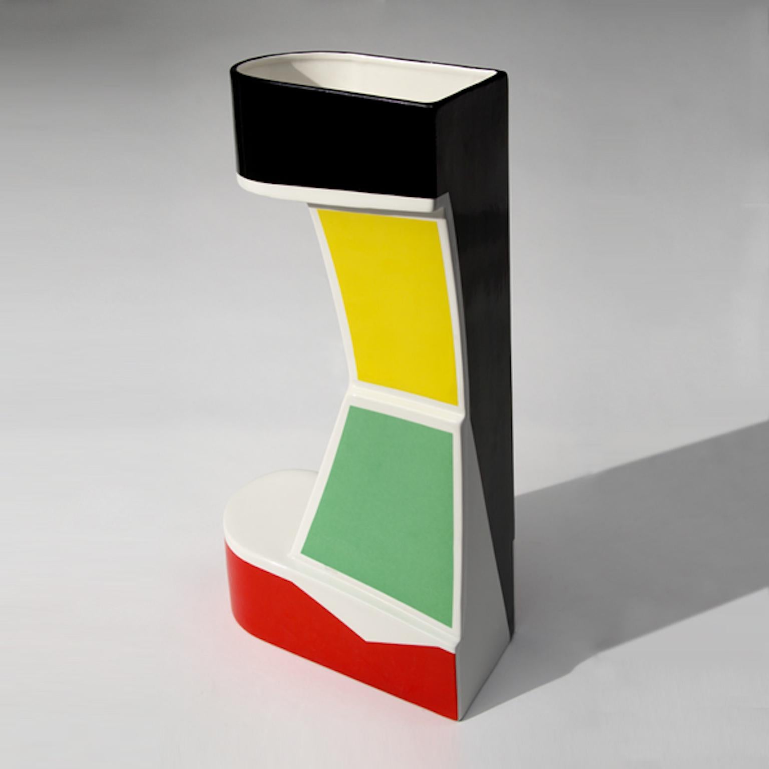 Moderne Vase en céramique italienne Noir Modèle de George Sowden pour Superego Editions. en vente
