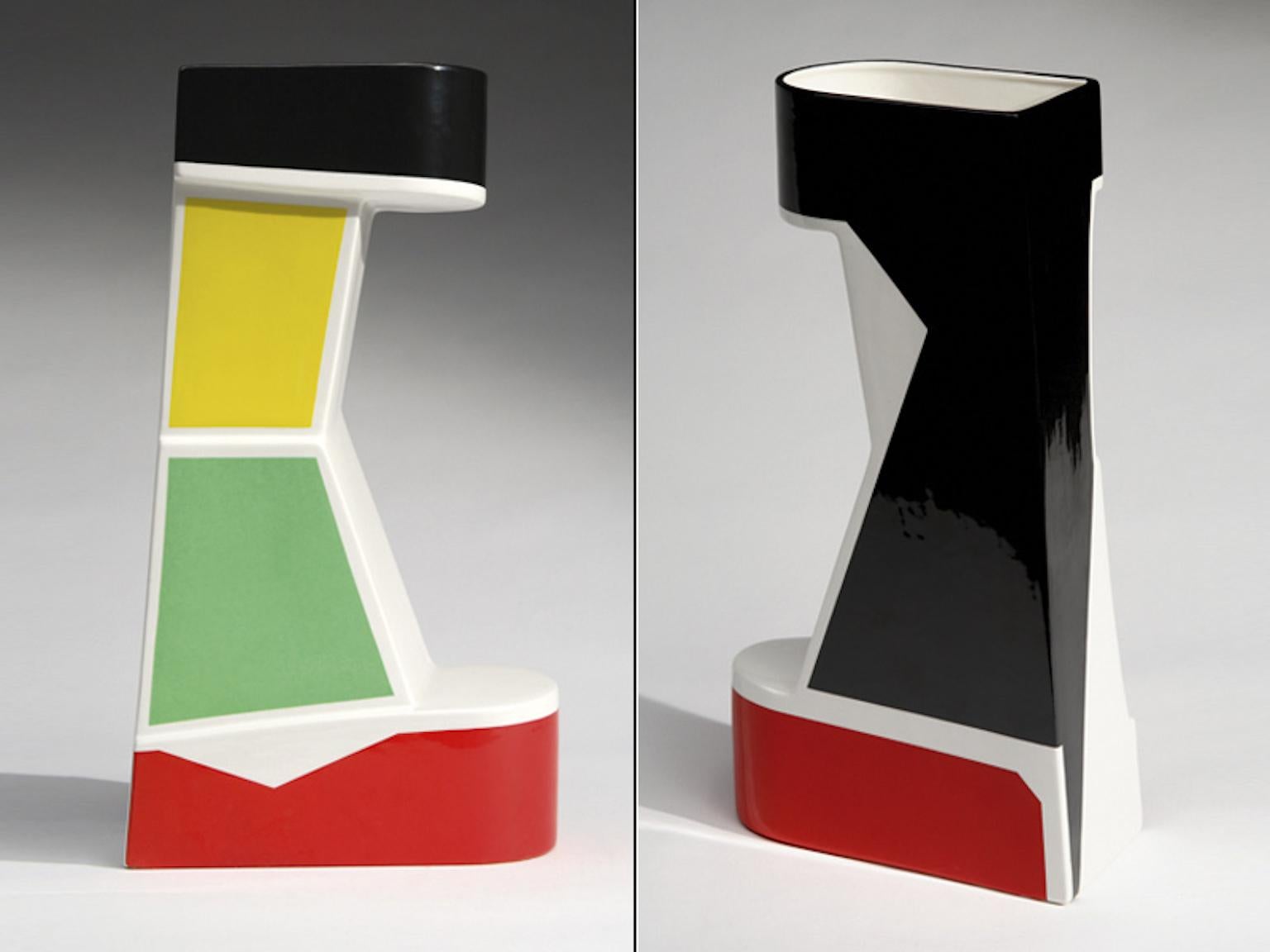 Émaillé Vase en céramique italienne Noir Modèle de George Sowden pour Superego Editions. en vente