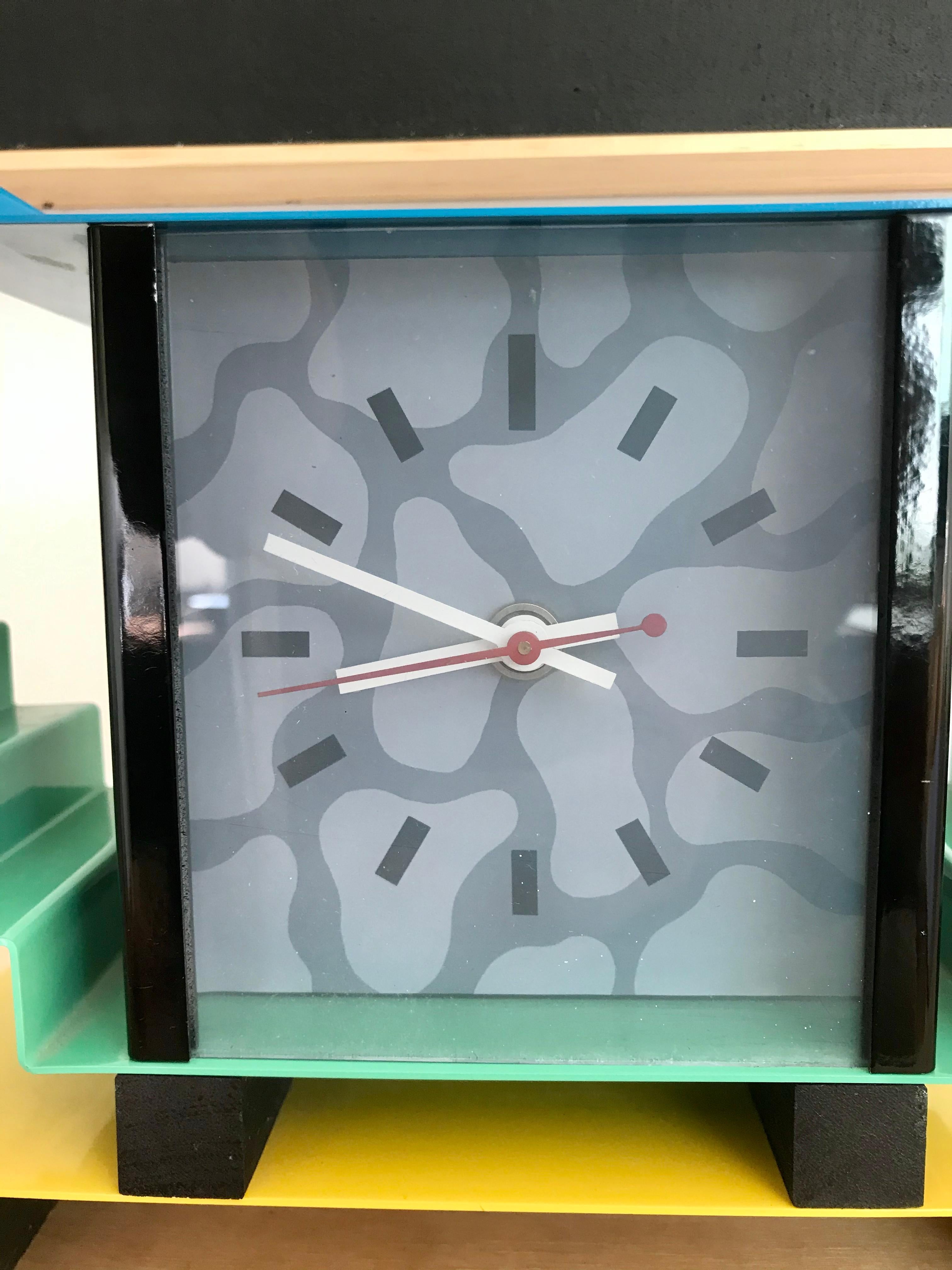 memphis design clock