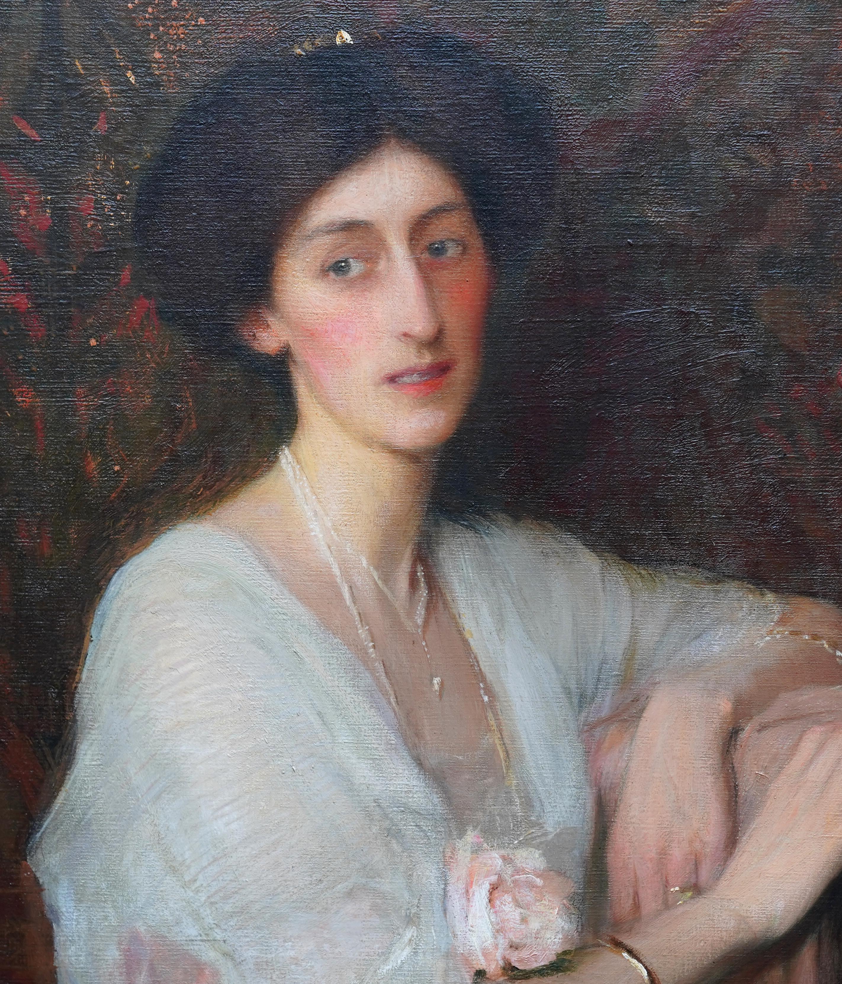 Este magnífico retrato al óleo de gran tamaño de la época eduardiana británica es obra del célebre artista George Spencer Watson. Fue pintada en 1909 y expuesta en la Royal Academy ese mismo año, y tiene un hermoso tono prerrafaelita. Se aprecian
