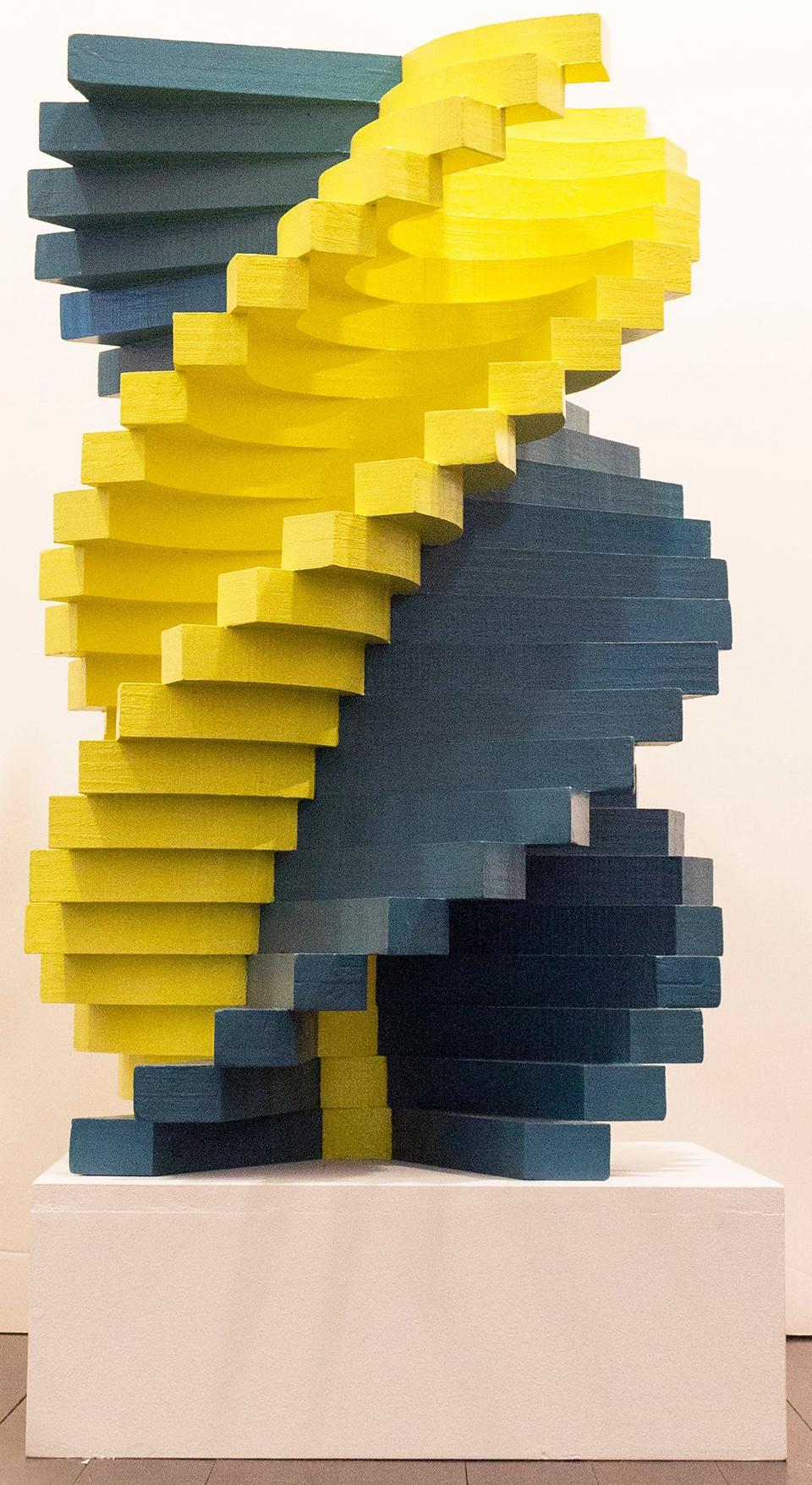 Spiral in Gelb und Blau – Sculpture von George Sugarman