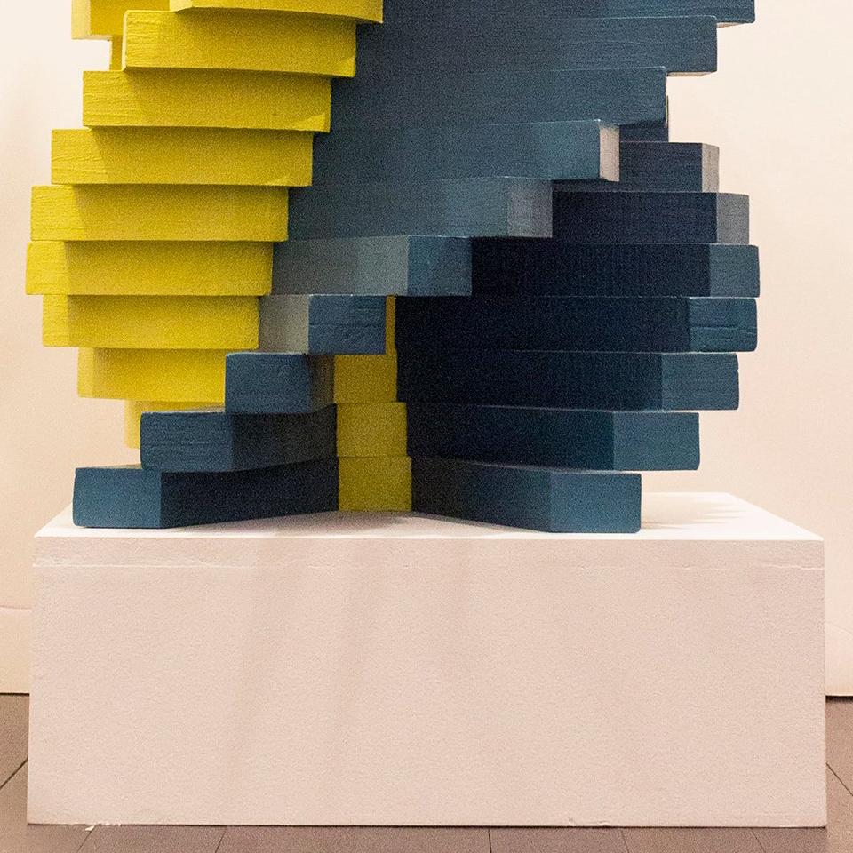 Spiral in Gelb und Blau (Braun), Abstract Sculpture, von George Sugarman