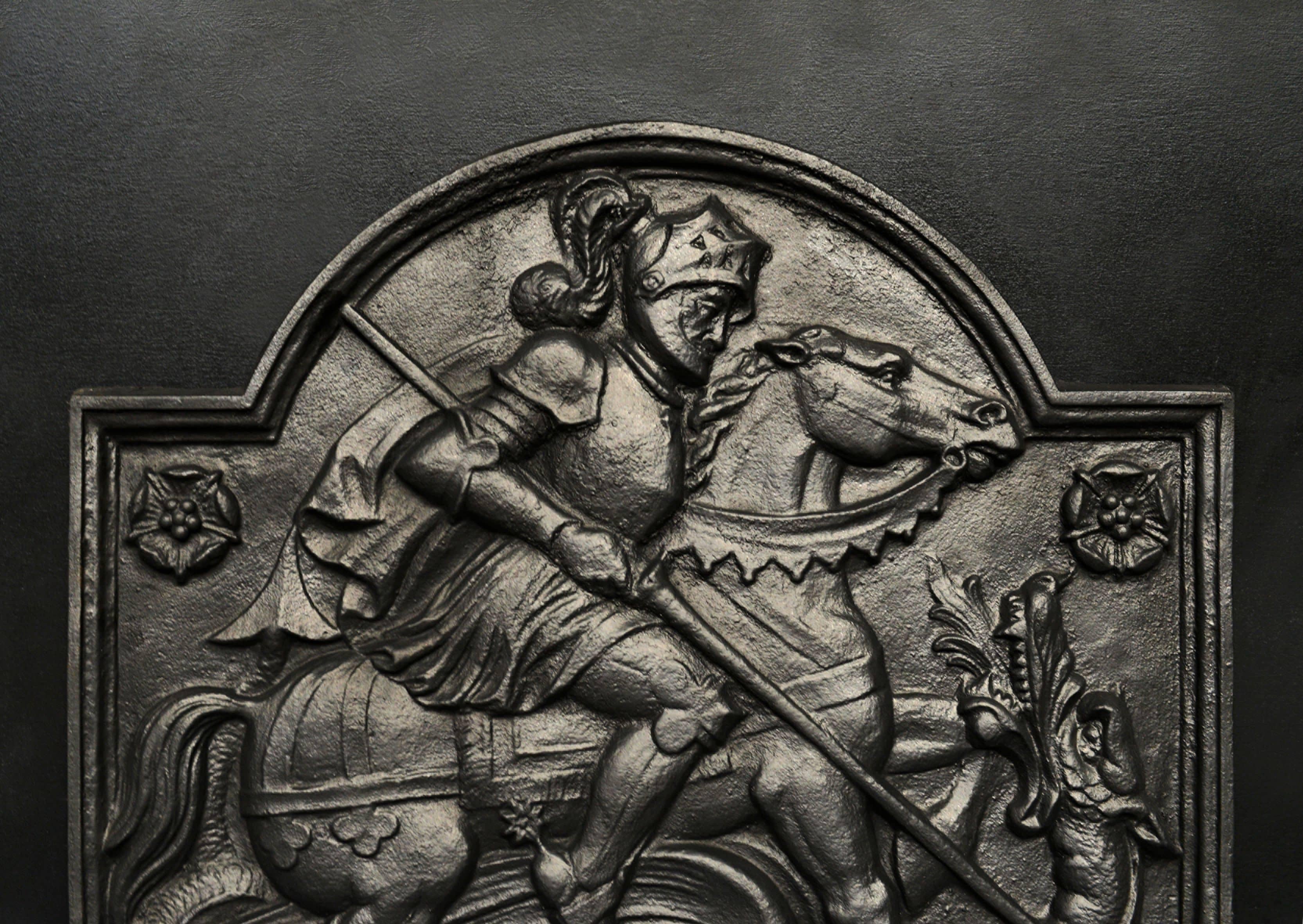 Une grande plaque de cheminée décorative en fonte représentant George et le Dragon. Anglais, 20ème siècle. 

Hauteur :	788 mm      	31