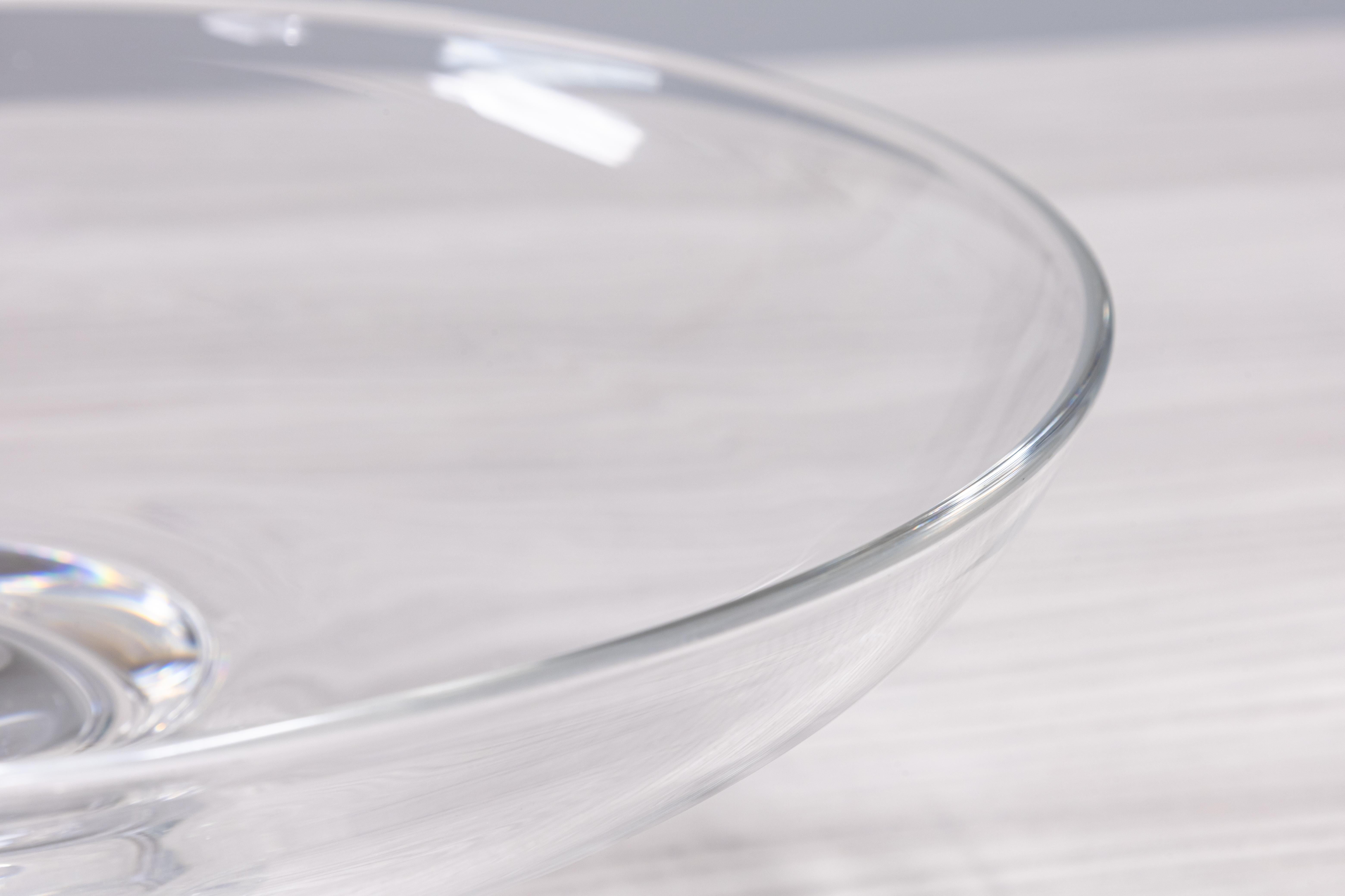 Ein atemberaubendes Stück Kristallglas, entworfen von George Thompson für die Firma Steuben glass. Dieser Artikel von 1953 mit der Nummer 8063 hat eine breite, flache Schale mit einem geriffelten Glasboden. Dieses Stück ist auf der Unterseite