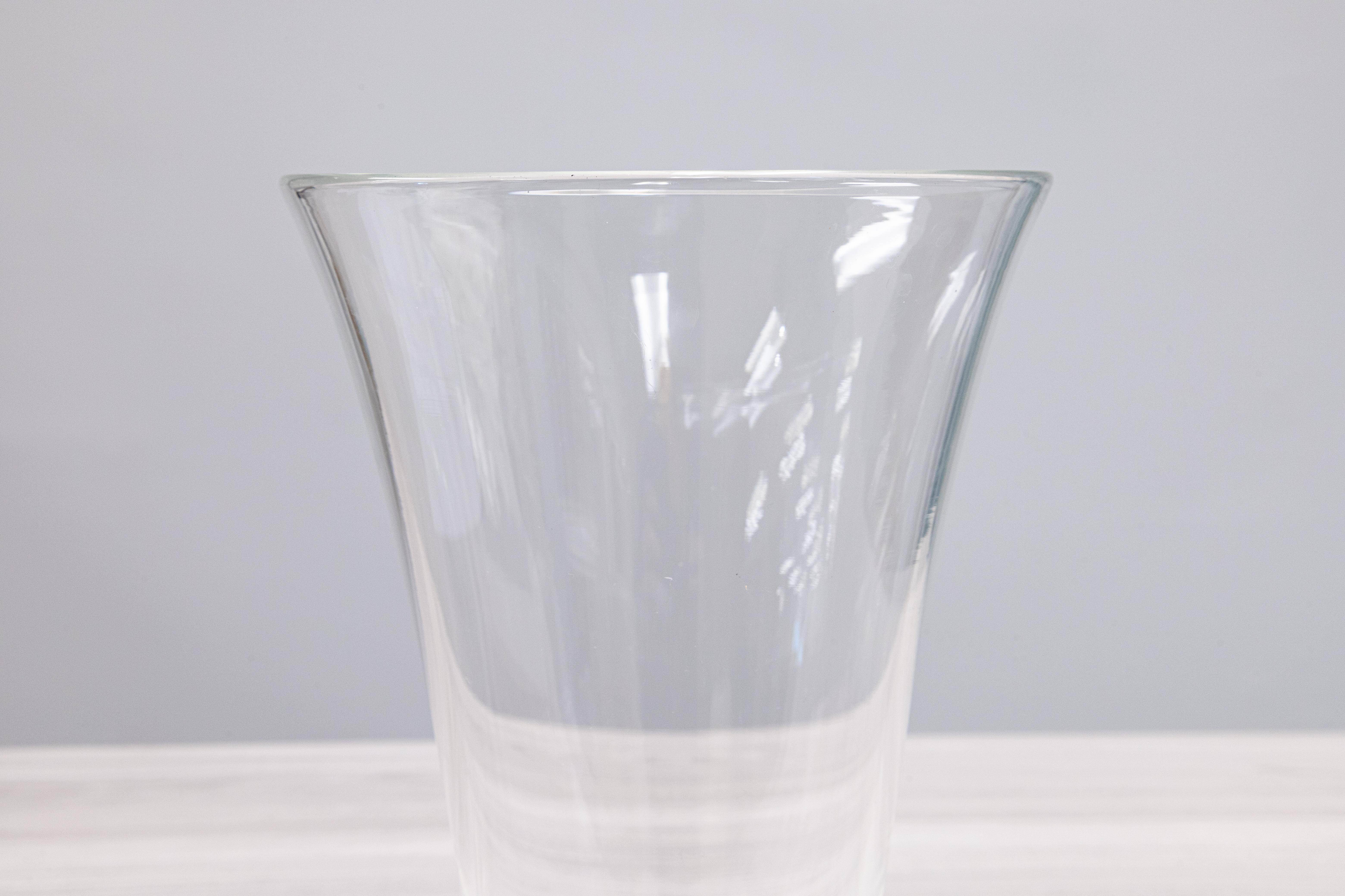 Un beau vase avec un design élégant de l'artiste George Thompson pour Steuben glass company. Ce grand et joli vase se caractérise par un cristal soufflé à la main, de merveilleuses lignes de silhouette et une base lourde. Cette pièce est signée sur