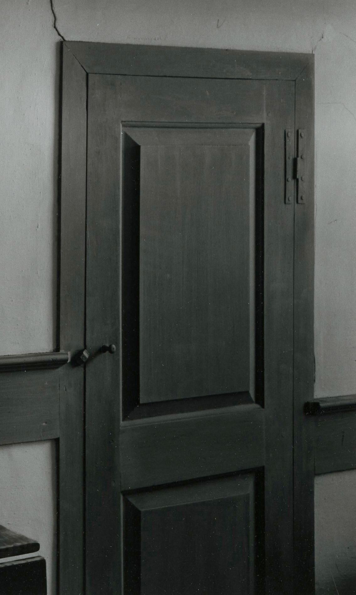 Interior de los Shaker, Lago Sabbathday, Maine - Photograph moderno estadounidense de George Tice