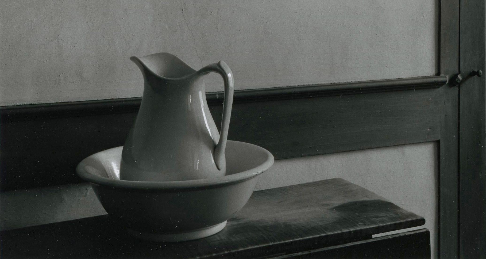 Interior de los Shaker, Lago Sabbathday, Maine - Black and White Photograph Gris de George Tice