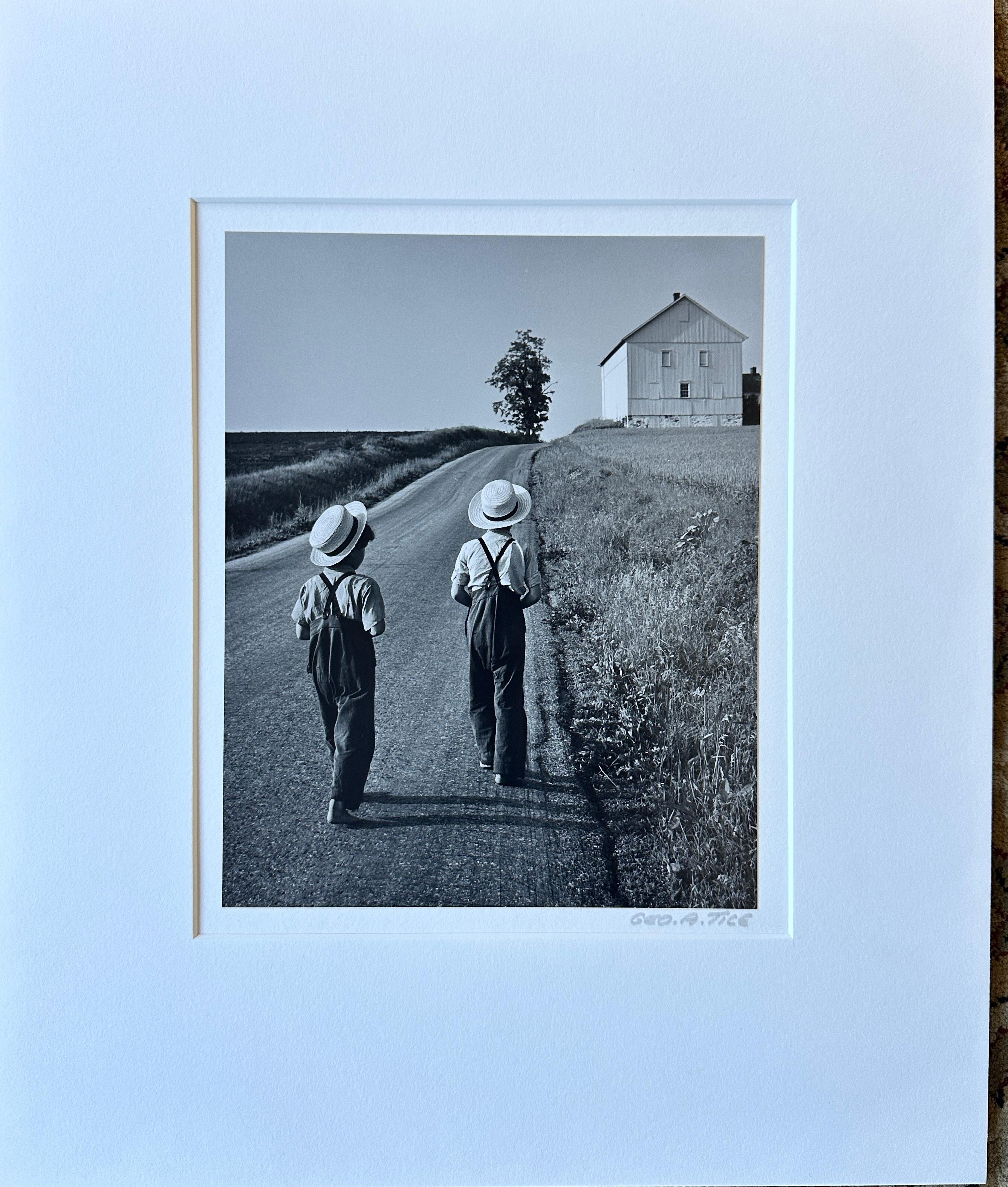 Deux garçons amish, Lancaster PA - Gris Black and White Photograph par George Tice
