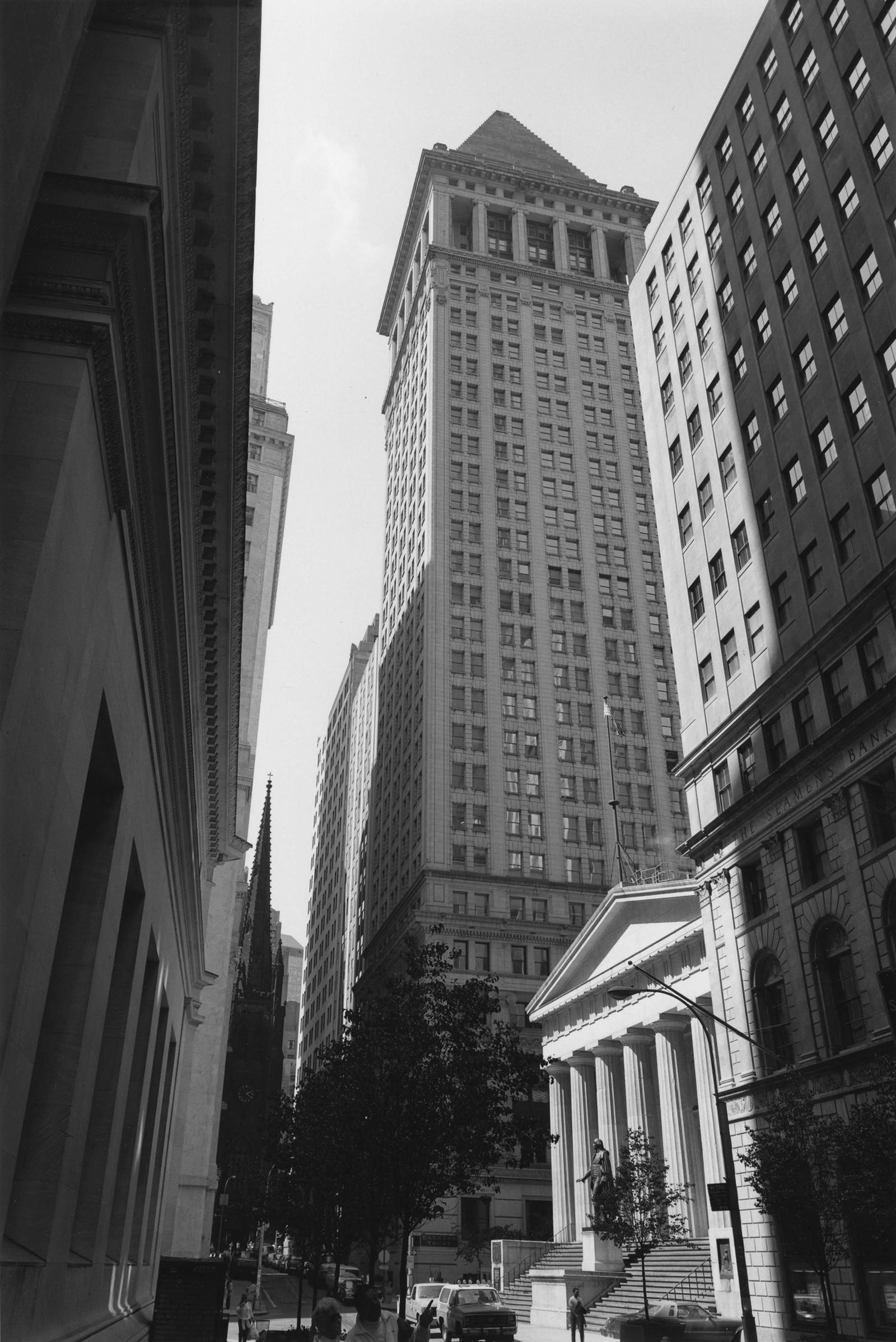 George Tice Black and White Photograph – Wall Street #59 10-11, 1988 Vertikaler