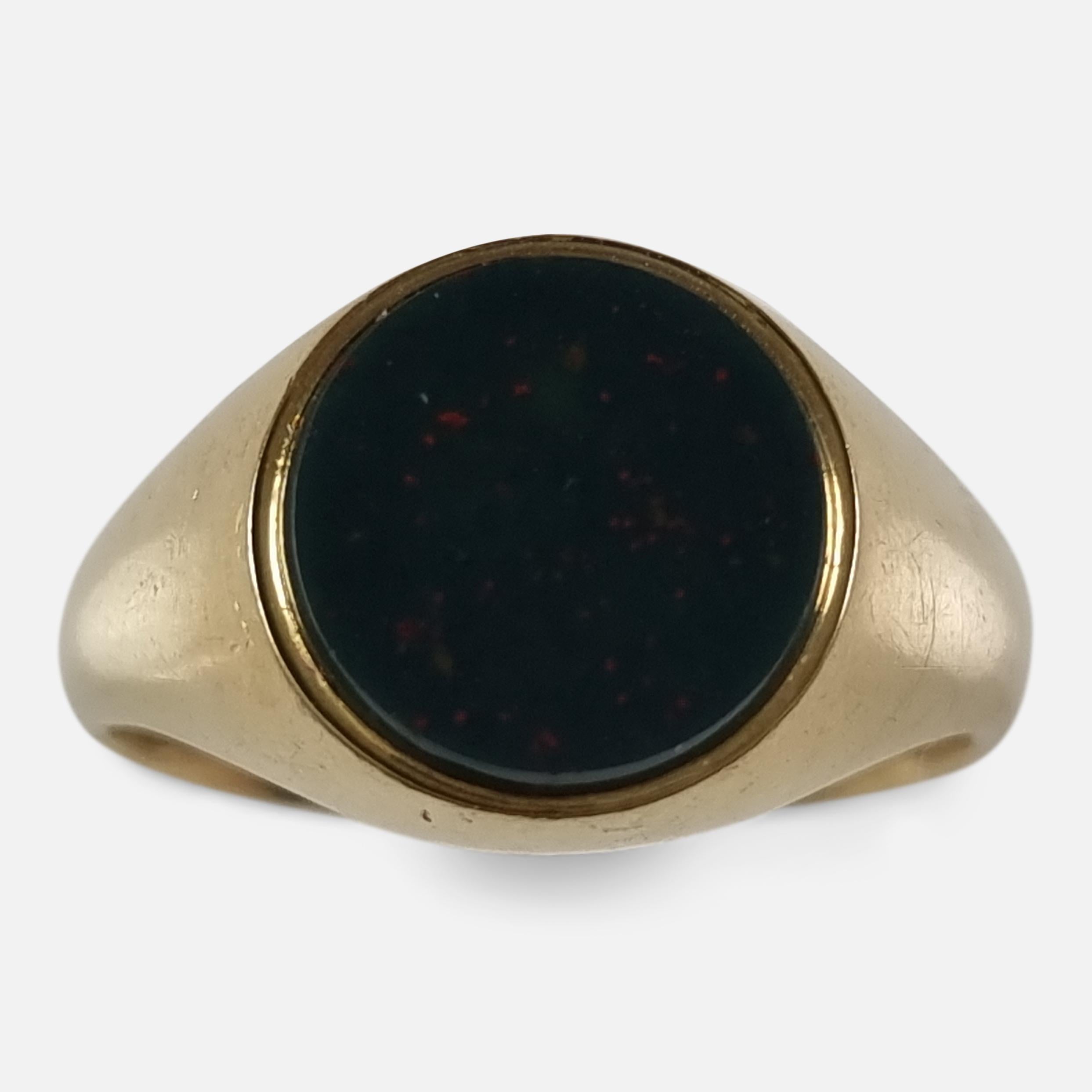 A George V 18ct yellow gold round bloodstone signet ring.

The ring is hallmarked with Chester assay office marks, date letter 'R' to denote 1917, and stamped '18' for 18 carat gold.

Period: - Early 20th century.

Date: - 1917.

Engraving: -